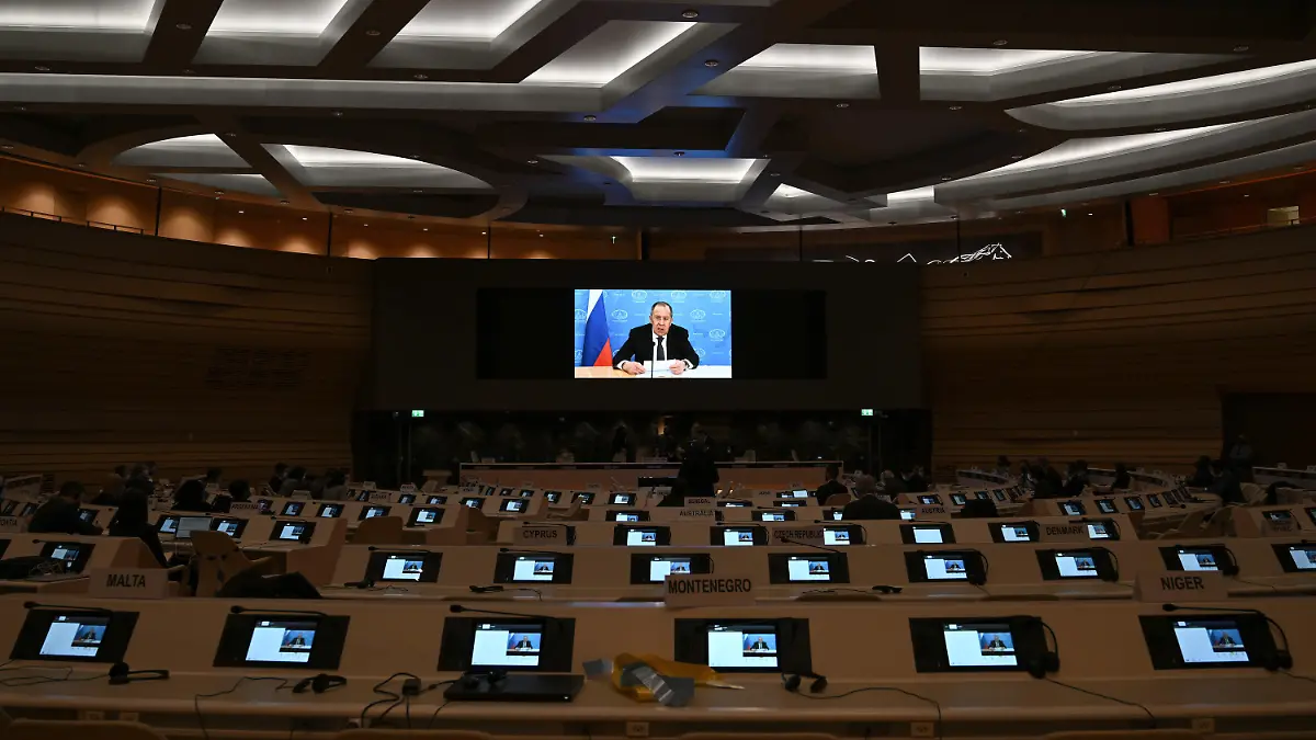 01.03.2022, Schweiz, Genf: Sergej Lawrow, Außenminister von Russland, ist auf dem Bildschirm zu sehen, während er mit einer vorab aufgezeichneten Videobotschaft auf der 49. Sitzung des UN-Menschenrechtsrats am europäischen Sitz der Vereinten Nationen spricht. Lawrow wirft der Ukraine Atom-Ambitionen und eine Bedrohung der internationalen Sicherheit vor.
Der ukrainische Botschafter und Diplomaten aus zahlreichen Ländern verließen die Sitzung, als die aufgezeichnete Videobotschaft von Lawrow abgespielt wurde, um gegen den Einmarsch Moskaus in der Ukraine zu protestieren. Foto: Fabrice Coffrini/KEYSTONE/dpa +++ dpa-Bildfunk +++