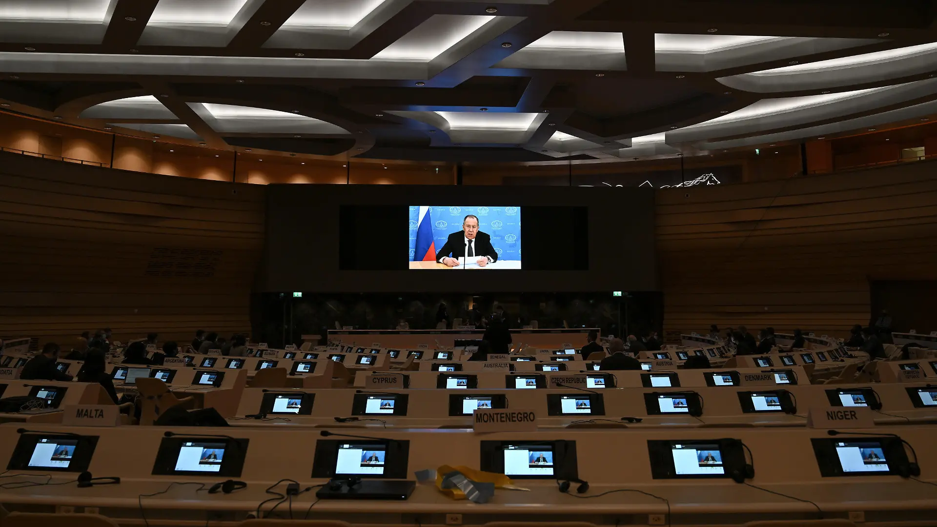 01.03.2022, Schweiz, Genf: Sergej Lawrow, Außenminister von Russland, ist auf dem Bildschirm zu sehen, während er mit einer vorab aufgezeichneten Videobotschaft auf der 49. Sitzung des UN-Menschenrechtsrats am europäischen Sitz der Vereinten Nationen spricht. Lawrow wirft der Ukraine Atom-Ambitionen und eine Bedrohung der internationalen Sicherheit vor.
Der ukrainische Botschafter und Diplomaten aus zahlreichen Ländern verließen die Sitzung, als die aufgezeichnete Videobotschaft von Lawrow abgespielt wurde, um gegen den Einmarsch Moskaus in der Ukraine zu protestieren. Foto: Fabrice Coffrini/KEYSTONE/dpa +++ dpa-Bildfunk +++