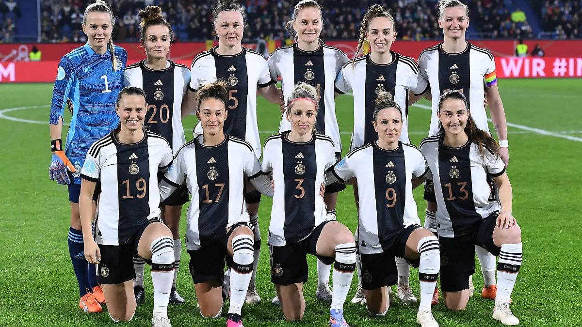 Fußball Frauen Länderspiel Deutschland - Schweden am 21.02.2023 in der Schauinsland-Reisen-Arena in Duisburg Mannschaftsfoto / Teamfoto Deutschland Hinterre Reihe v.l.n.r.: Merle Frohms ( Deutschland ) - Lina Magull ( Deutschland ) - Marina Hegering ( Deutschland ) - Sjoeke Nüsken ( Deutschland ) - Sophia Kleinherne ( Deutschland ) - Alexandra Popp ( Deutschland ) Vordere reihe v.l.n.r.: Klara Bühl ( Deutschland ) - Felicitas Rauch ( Deutschland ) - Kathrin Hendrich ( Deutschland ) - Svenja Huth ( Deutschland ) - Sara Däbritz ( Deutschland ) DFB regulations prohibit any use of photographs as image sequences and/or quasi-video. Foto: Revierfoto