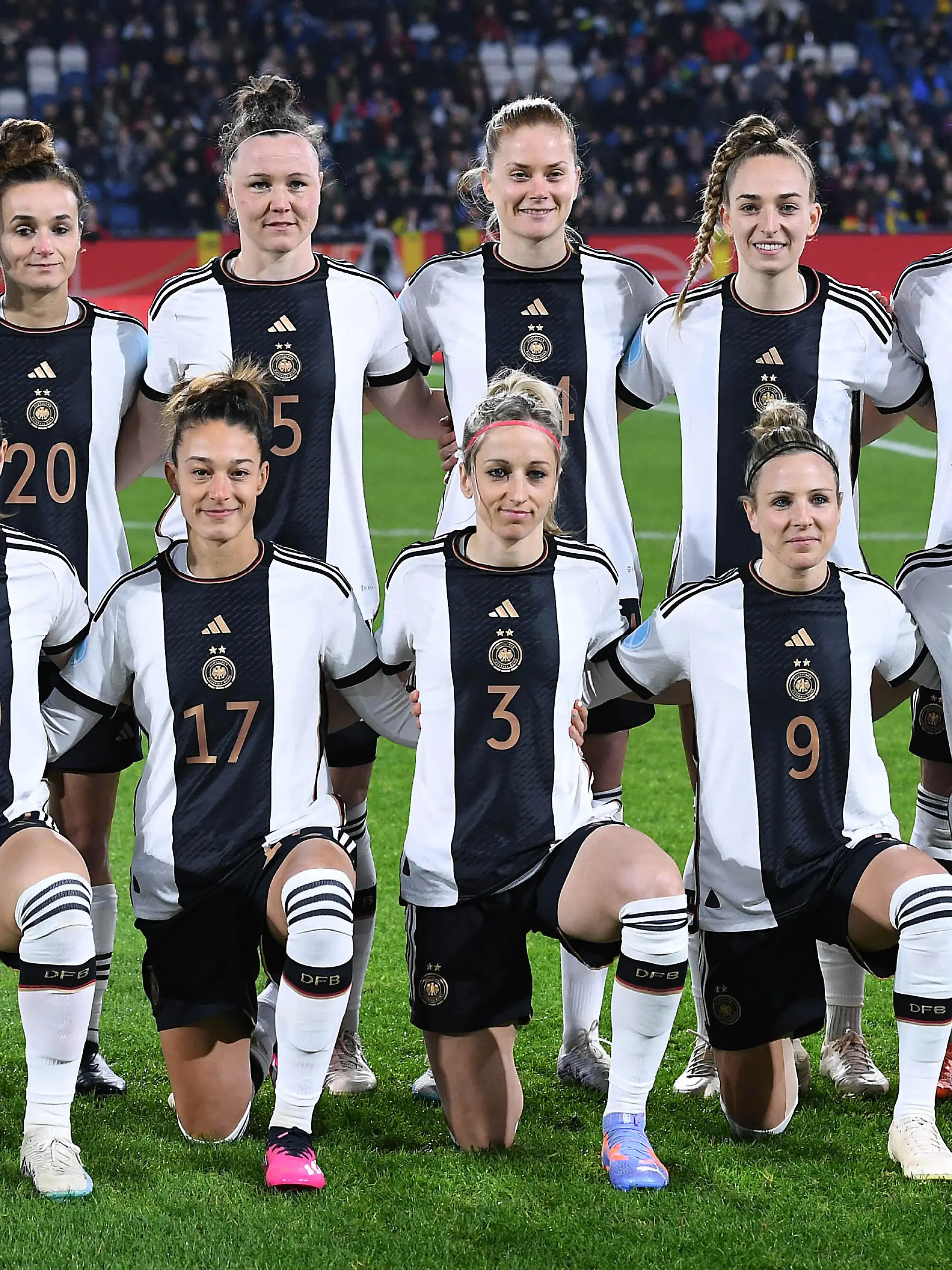 Fußball Frauen Länderspiel Deutschland - Schweden am 21.02.2023 in der Schauinsland-Reisen-Arena in Duisburg Mannschaftsfoto / Teamfoto Deutschland Hinterre Reihe v.l.n.r.: Merle Frohms ( Deutschland ) - Lina Magull ( Deutschland ) - Marina Hegering ( Deutschland ) - Sjoeke Nüsken ( Deutschland ) - Sophia Kleinherne ( Deutschland ) - Alexandra Popp ( Deutschland ) Vordere reihe v.l.n.r.: Klara Bühl ( Deutschland ) - Felicitas Rauch ( Deutschland ) - Kathrin Hendrich ( Deutschland ) - Svenja Huth ( Deutschland ) - Sara Däbritz ( Deutschland ) DFB regulations prohibit any use of photographs as image sequences and/or quasi-video. Foto: Revierfoto