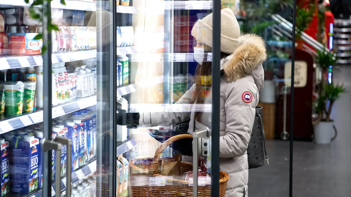 18.01.2021, Bayern, Neubiberg: Eine Frau trägt bei ihrem Einkauf in einem Supermarkt eine FFP2-Schutzmaske. Seit dem 18.01.2021 gilt in bayerischen Bussen, den Trams, den U- und S-Bahnen sowie in allen Geschäften eine Pflicht zum Tragen von FFP2-Schutzmasken. Foto: Sven Hoppe/dpa +++ dpa-Bildfunk +++