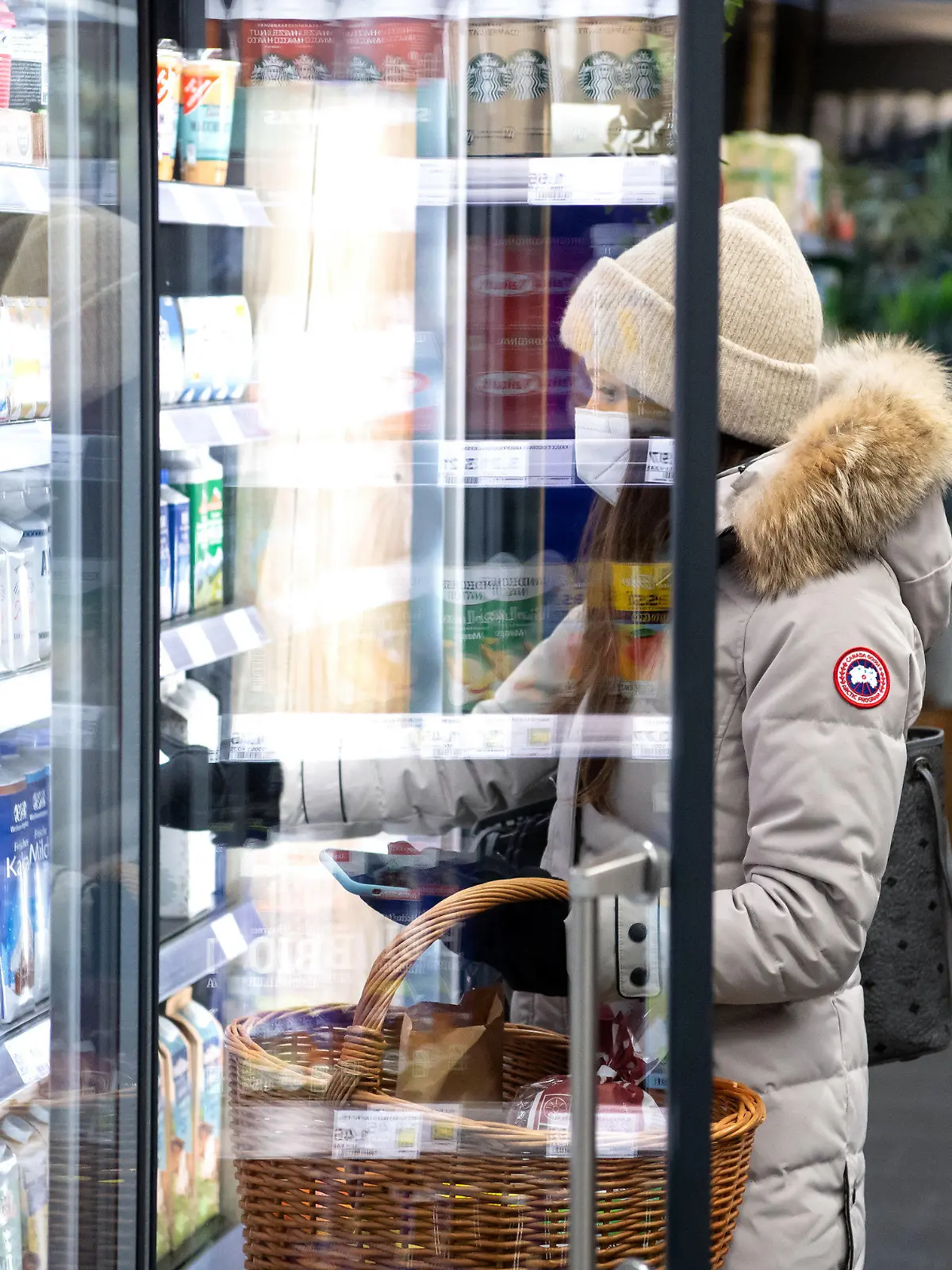 18.01.2021, Bayern, Neubiberg: Eine Frau trägt bei ihrem Einkauf in einem Supermarkt eine FFP2-Schutzmaske. Seit dem 18.01.2021 gilt in bayerischen Bussen, den Trams, den U- und S-Bahnen sowie in allen Geschäften eine Pflicht zum Tragen von FFP2-Schutzmasken. Foto: Sven Hoppe/dpa +++ dpa-Bildfunk +++