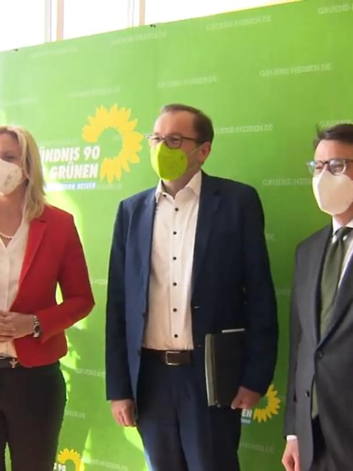 Seit Freitag steht fest, dass Volker Bouffier sein Amt als Regierungschef vorzeitig niederlegen wird. Der Nachfolger steht schon in den Startlöchern – Landtagspräsident Boris Rhein soll als Ministerpräsident und CDU-Landeschef nachrücken. Dafür braucht es aber auch die Stimmen des kleinen Koalitionspartners – der hessischen Grünen. Ob das erste Treffen dazu beitragen konnte, sehen Sie im Video.