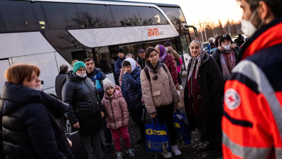 08.03.2022, Niedersachsen, Hannover: Menschen, die aus dem Krieg in der Ukraine geflohen sind, kommen mit einem Bus am Messegelände an. Die Stadt Hannover hat in Kooperation mit der Deutschen Messe AG eine Unterkunft für Geflüchtete der Ukraine-Krise auf dem Messegelände vorbereitet. Foto: Moritz Frankenberg/dpa +++ dpa-Bildfunk +++