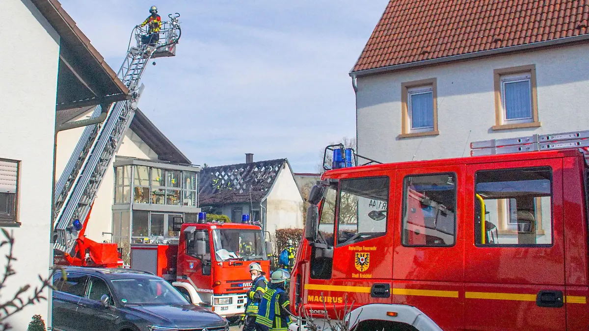 01.03.2022, Baden-Württemberg, Kraichtal: Einsatzkräfte der Feuerwehr löschen einen Brand in einem Einfamilienhaus im Kreis Karlsruhe. Drei Tote sind nach Angaben der Polizei dort geborgen worden. (zu dpa «Drei Tote bei Brand in Kraichtal») Foto: Einsatz-Report24/dpa +++ dpa-Bildfunk +++