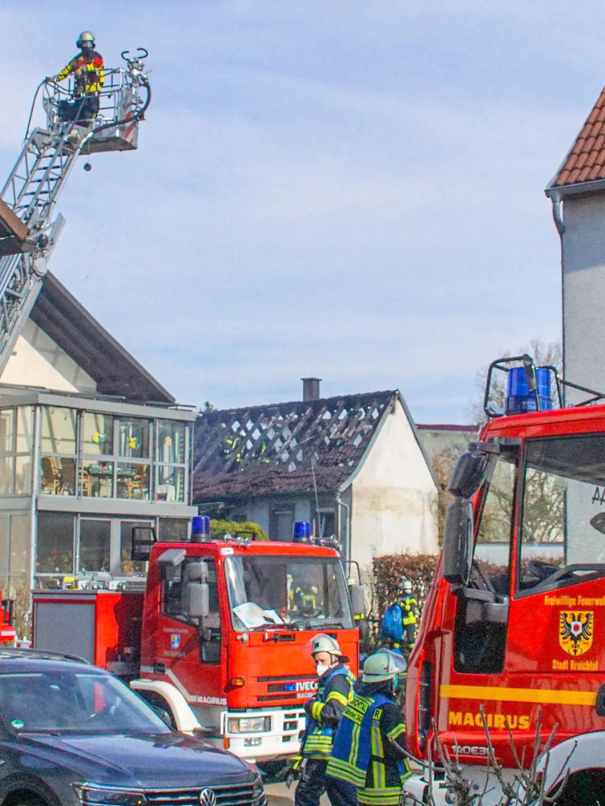 01.03.2022, Baden-Württemberg, Kraichtal: Einsatzkräfte der Feuerwehr löschen einen Brand in einem Einfamilienhaus im Kreis Karlsruhe. Drei Tote sind nach Angaben der Polizei dort geborgen worden. (zu dpa «Drei Tote bei Brand in Kraichtal») Foto: Einsatz-Report24/dpa +++ dpa-Bildfunk +++