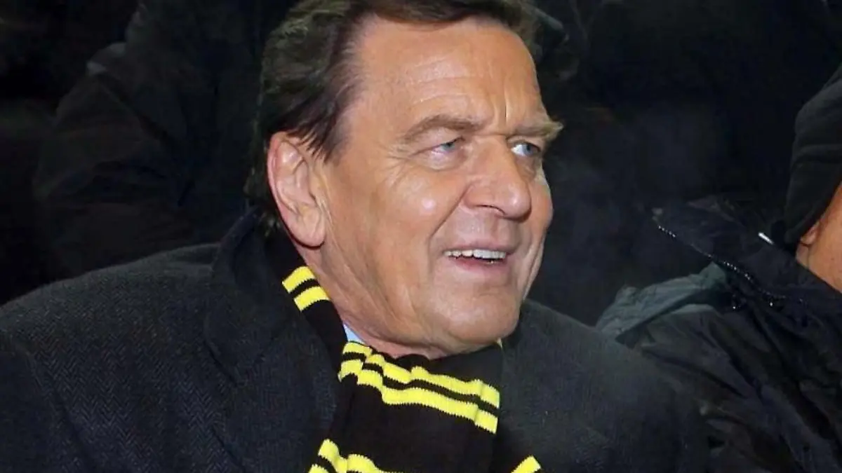Der ehemalige Bundeskanzler Gerhard Schröder hatte auch schon mal einen Dortmund-Schal umgebunden. Foto: Achim Scheidemann