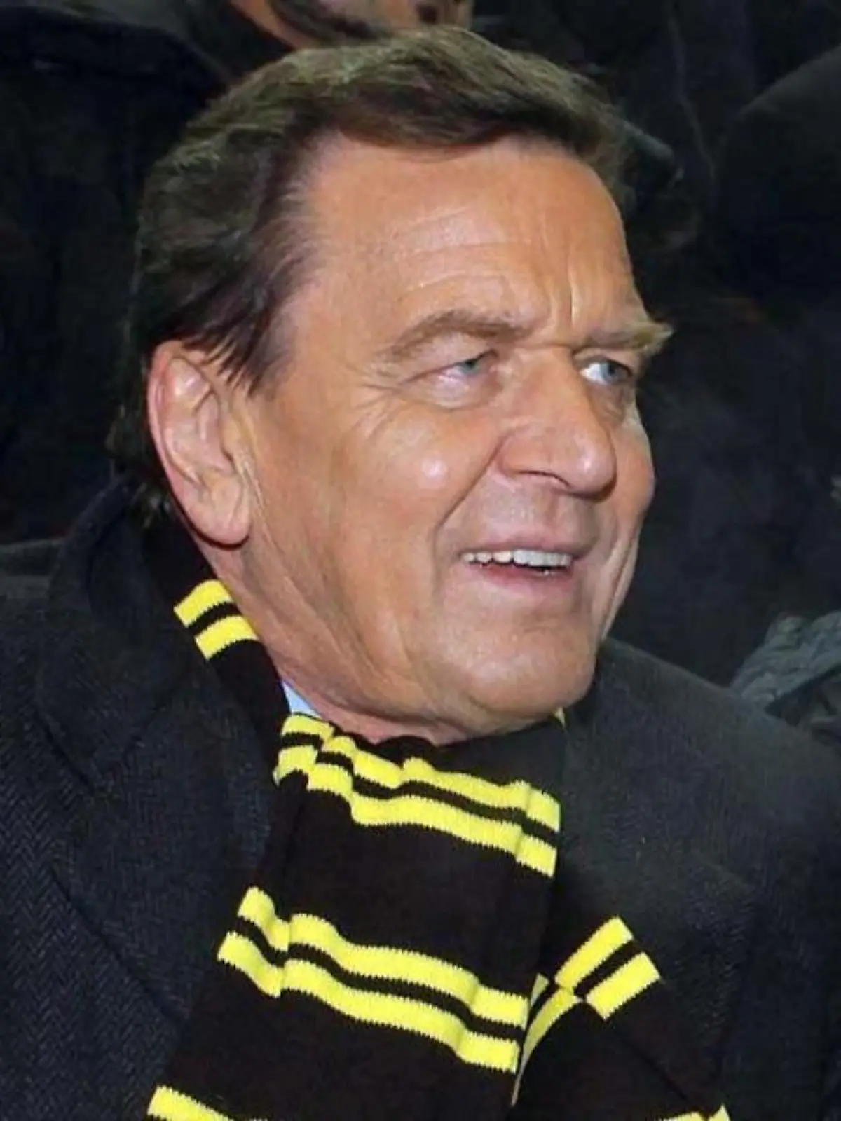 Der ehemalige Bundeskanzler Gerhard Schröder hatte auch schon mal einen Dortmund-Schal umgebunden. Foto: Achim Scheidemann