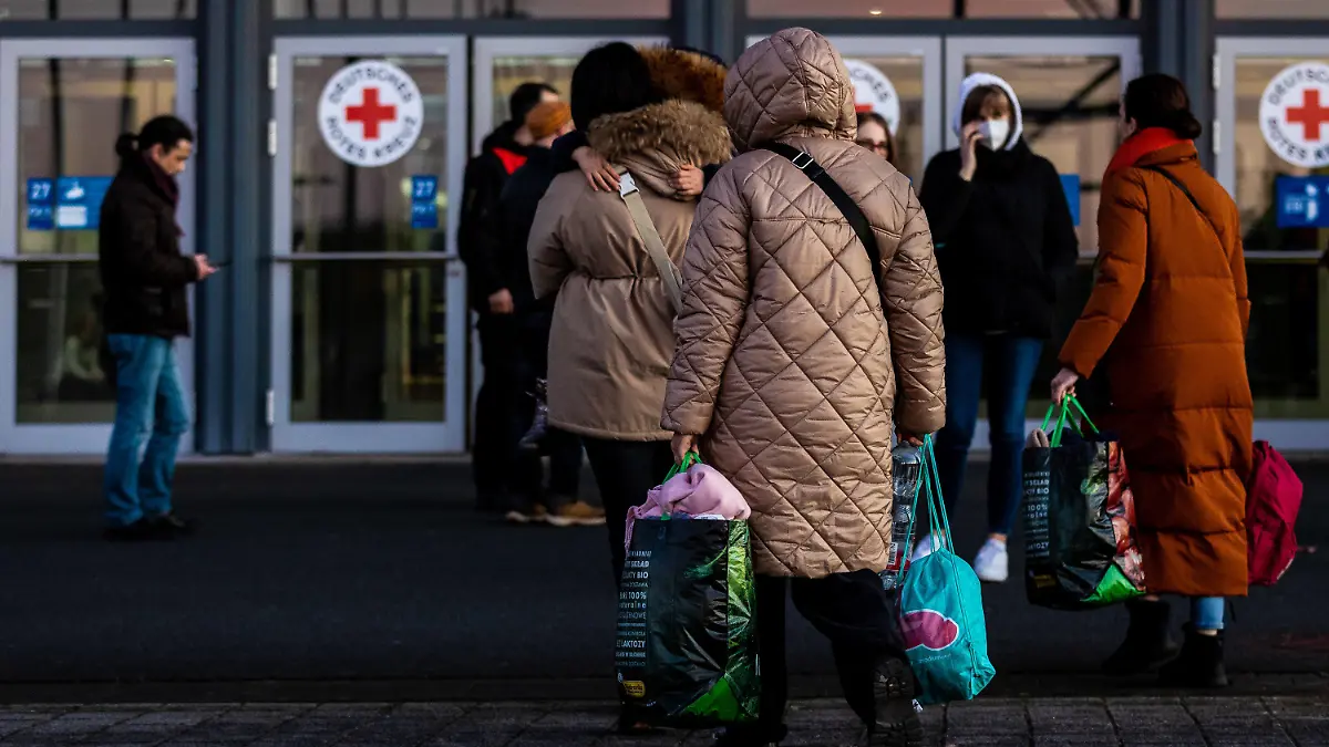 08.03.2022, Niedersachsen, Hannover: Menschen, die aus dem Krieg in der Ukraine geflohen sind, kommen am Messegelände an. Die Stadt Hannover hat in Kooperation mit der Deutschen Messe AG eine Unterkunft für Geflüchtete der Ukraine-Krise auf dem Messegelände vorbereitet. Foto: Moritz Frankenberg/dpa +++ dpa-Bildfunk +++