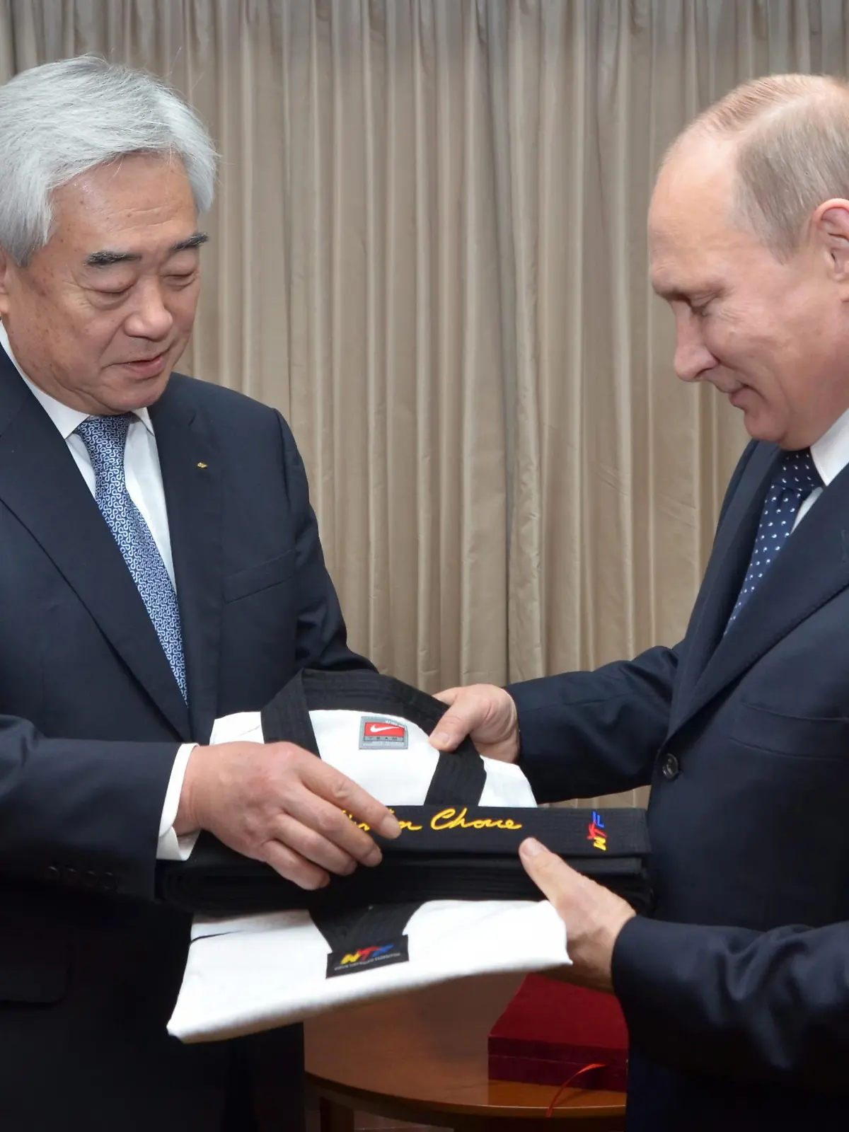 epa03947631 A handout picture made available by the World Taekwondo Federation (WTF), shows Russian President Vladimir Putin (R) receiving an honorary nineth degree black belt and a uniform from Choue Chung-won, president of the Seoul-based WTF, at a hotel in Seoul, South Korea, 13 November 2013. Putin arrived in Seoul earlier in the day for a one-day visit for the second summit talk with South Korean President Park Geun-hye. EPA/WTF SOUTH KOREA OUT HANDOUT EDITORIAL USE ONLY/NO SALES +++ dpa-Bildfunk +++