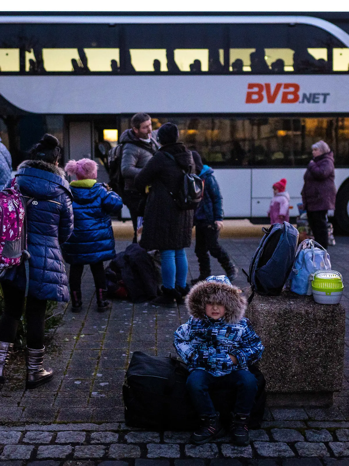 08.03.2022, Niedersachsen, Hannover: Menschen, die aus dem Krieg in der Ukraine geflohen sind, kommen mit einem Bus am Messegelände an. Die Stadt Hannover hat in Kooperation mit der Deutschen Messe AG eine Unterkunft für Geflüchtete der Ukraine-Krise auf dem Messegelände vorbereitet. Foto: Moritz Frankenberg/dpa +++ dpa-Bildfunk +++