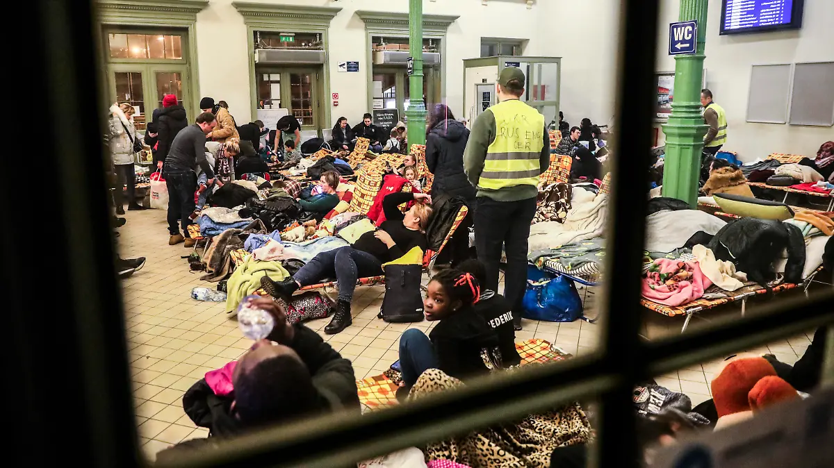 Refugees From Ukraine Arrive At The Train Station In Poland People who arrived on a train from Ukraine are resting at the main railway station while the Russian invasion on Ukraine continues.Przemysl, Poland on February 28, 2022. Russian invasion on Ukraine causes a mass exodus of refugees to Poland. Przemysl Poland PUBLICATIONxNOTxINxFRA Copyright: xBeataxZawrzelx originalFilename: zawrzel-refugees220228_nphJw.jpg