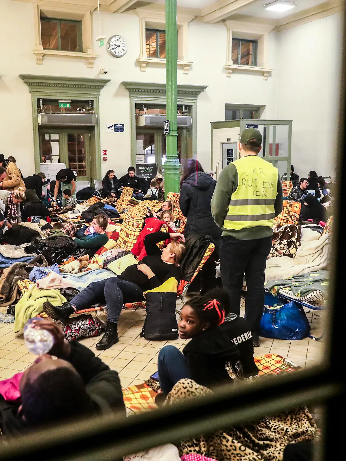  Refugees From Ukraine Arrive At The Train Station In Poland People who arrived on a train from Ukraine are resting at the main railway station while the Russian invasion on Ukraine continues.Przemysl, Poland on February 28, 2022. Russian invasion on Ukraine causes a mass exodus of refugees to Poland. Przemysl Poland PUBLICATIONxNOTxINxFRA Copyright: xBeataxZawrzelx originalFilename: zawrzel-refugees220228_nphJw.jpg