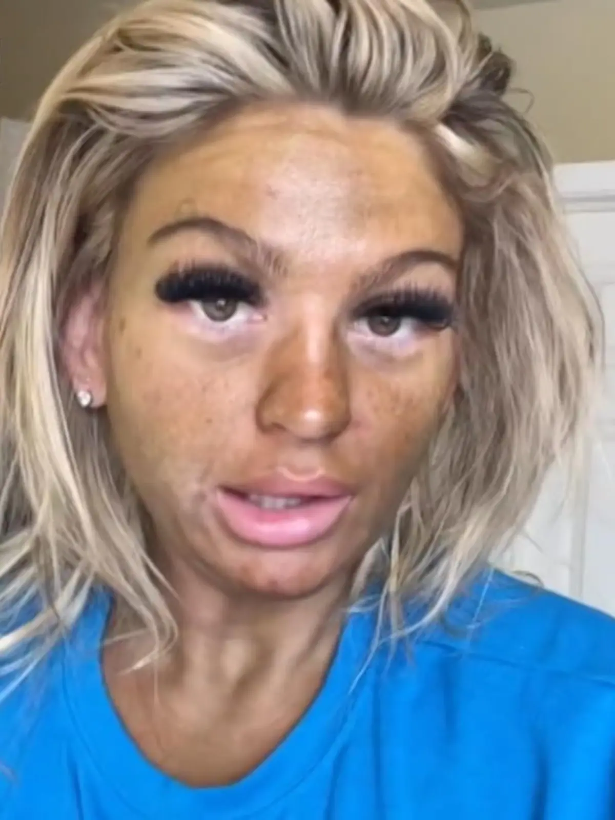 Bald ist wieder Sommer – da ist die richtige Bräune eines der schönsten Accessoires. Das hat sich auch TikTok-Userin Courtney Rose gedacht, als sie vor dem Einschlafen Selbstbräuner auf ihr Gesicht aufgetragen hat. Das Ergebnis ist...durchwachsen.
