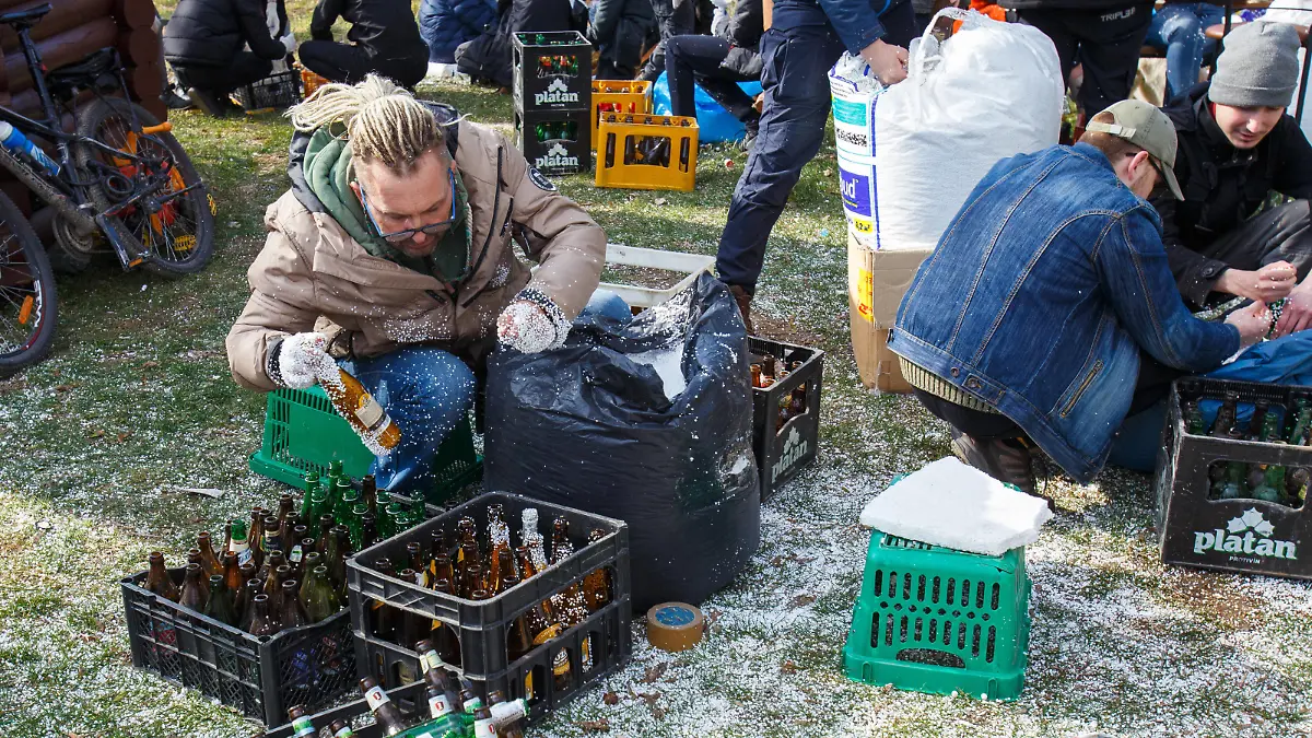 UZHHOROD, UKRAINE - FEBRUARY 28, 2022 - Local residents make Molotov cocktails, Uzhhorod, Zakarpattia Region, western Ukraine. Production of Molotov cocktails in Uzhhorod Copyright: xSerhiiHudakx