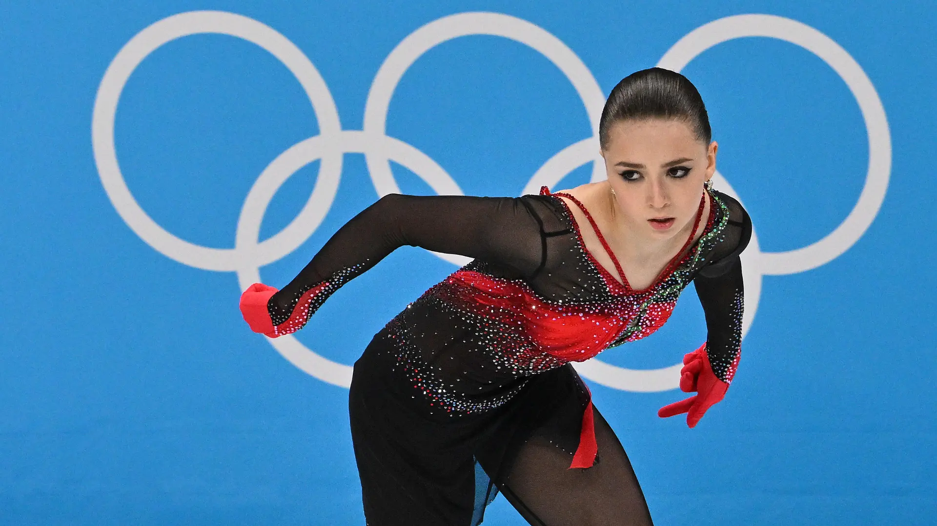 17.02.2022, China, Peking: Olympia, Eiskunstlauf, Einzel, Damen, Kür im Hauptstadt-Hallenstadion. Kamila Walijewa vom Russischen Olympischen Komitee in Aktion. Nach ihrem Kür-Drama und dem Doping-Skandal bei den Olympischen Winterspielen in Peking hat sich Russlands Eiskunstlauf- Star Kamila Walijewa erstmals zu Wort gemeldet und dabei vor allem ihrer umstrittenen Trainerin Eteri Tutberidse gedankt. Foto: Peter Kneffel/dpa +++ dpa-Bildfunk +++