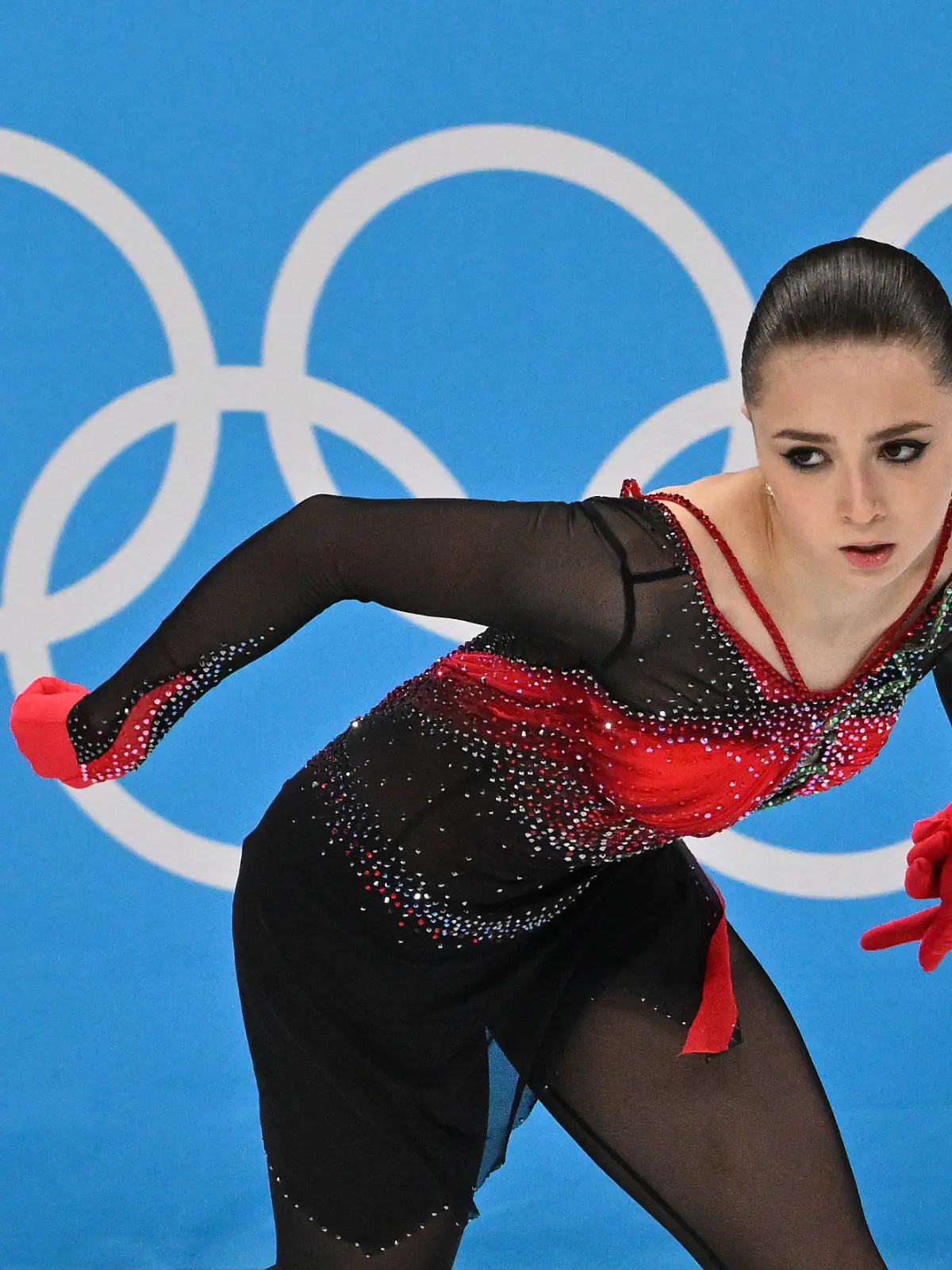 17.02.2022, China, Peking: Olympia, Eiskunstlauf, Einzel, Damen, Kür im Hauptstadt-Hallenstadion. Kamila Walijewa vom Russischen Olympischen Komitee in Aktion. Nach ihrem Kür-Drama und dem Doping-Skandal bei den Olympischen Winterspielen in Peking hat sich Russlands Eiskunstlauf- Star Kamila Walijewa erstmals zu Wort gemeldet und dabei vor allem ihrer umstrittenen Trainerin Eteri Tutberidse gedankt. Foto: Peter Kneffel/dpa +++ dpa-Bildfunk +++