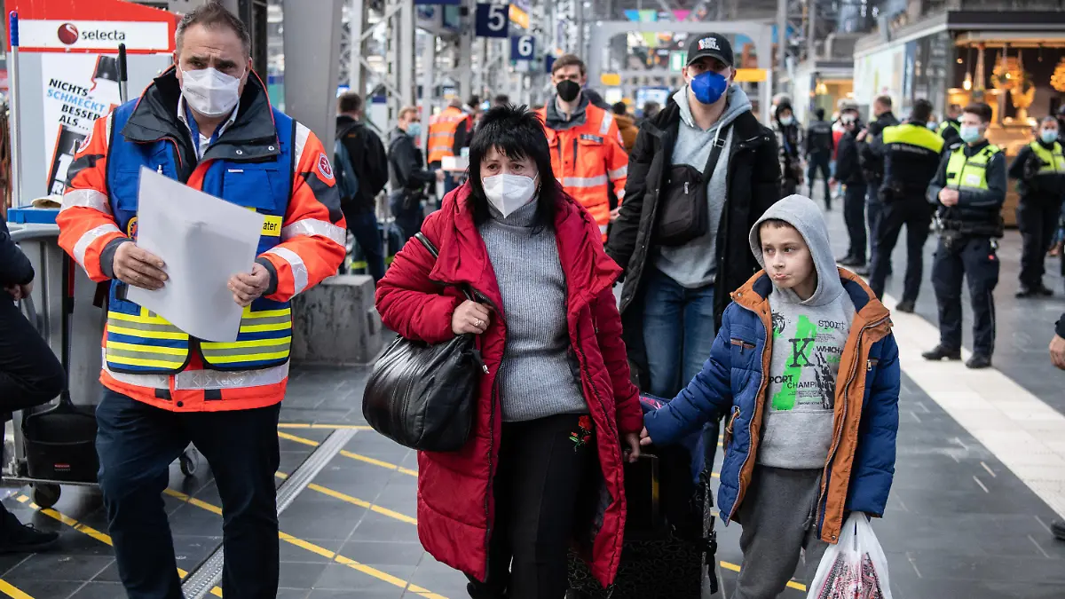 01.03.2022, Hessen, Frankfurt/Main: Eine Frau geht mit ihrem Jungen an der Hand über den Bahnsteig. Sie kam mit einem Zug aus der Ukraine und wurde am Hauptbahnhof von Helfern in Empfang genommen. Foto: Boris Roessler/dpa +++ dpa-Bildfunk +++