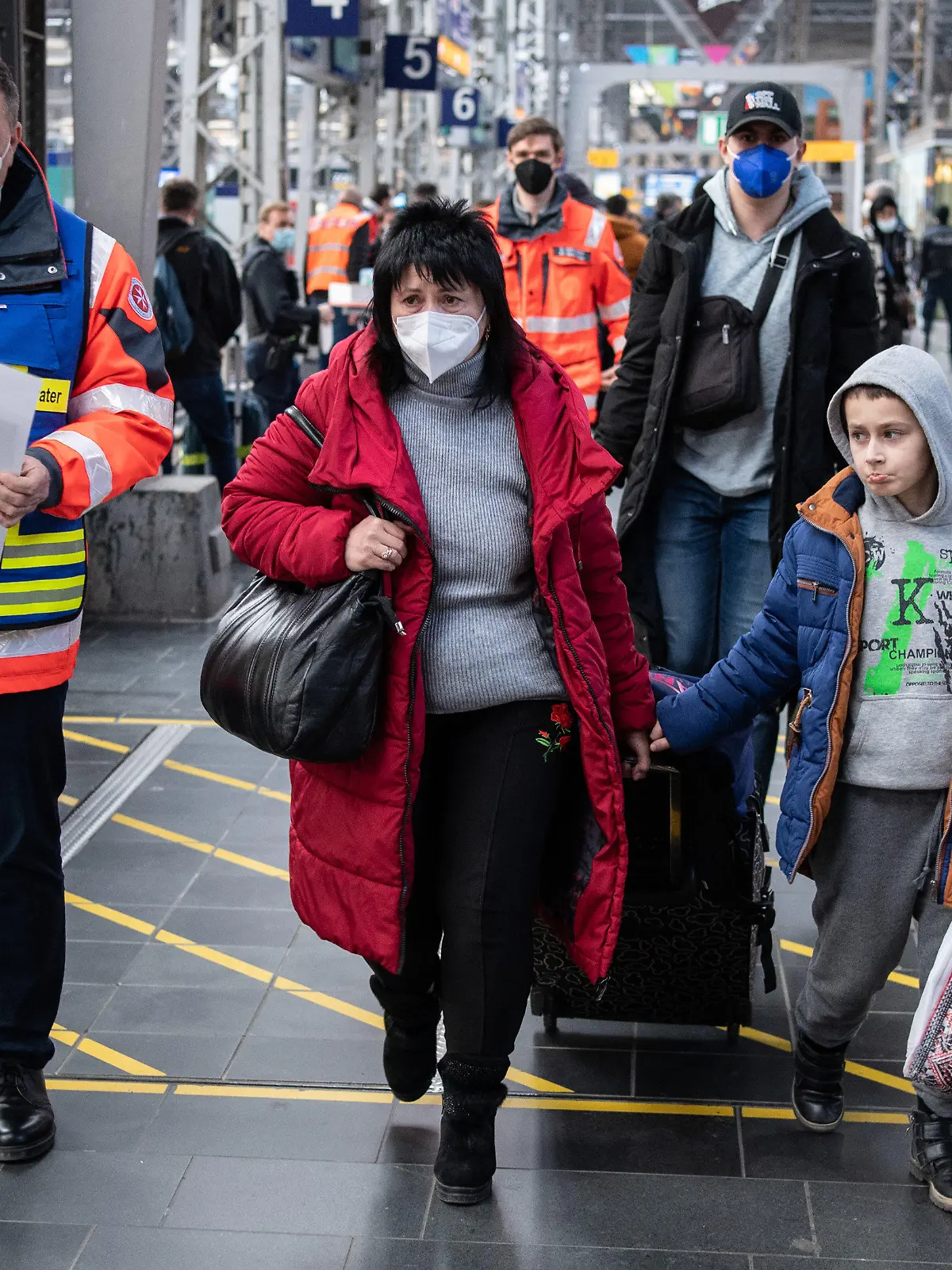 01.03.2022, Hessen, Frankfurt/Main: Eine Frau geht mit ihrem Jungen an der Hand über den Bahnsteig. Sie kam mit einem Zug aus der Ukraine und wurde am Hauptbahnhof von Helfern in Empfang genommen. Foto: Boris Roessler/dpa +++ dpa-Bildfunk +++