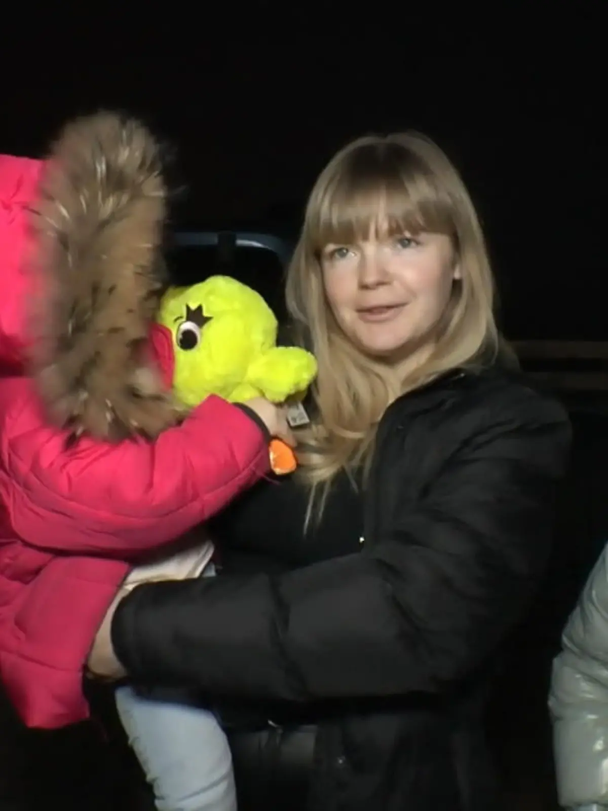 Endlich sind Olga Sydorenko und ihre beiden Töchter Melania und Arina in Sicherheit. Sie sind dem Schrecken des Krieges in der Ukraine entkommen und finden dank eines deutschen Helfers Unterschlupf in Wernigerode (Sachsen-Anhalt): in einem Hotel, das spontan seine Hilfe angeboten und 100 Zimmer für Kriegsflüchtlinge zur Verfügung gestellt hat. Die Erleichterung bei der Familie ist groß, doch die Erinnerung an die lebensbedrohlichen Kämpfe in der ukrainischen Heimat lässt sie nicht los.