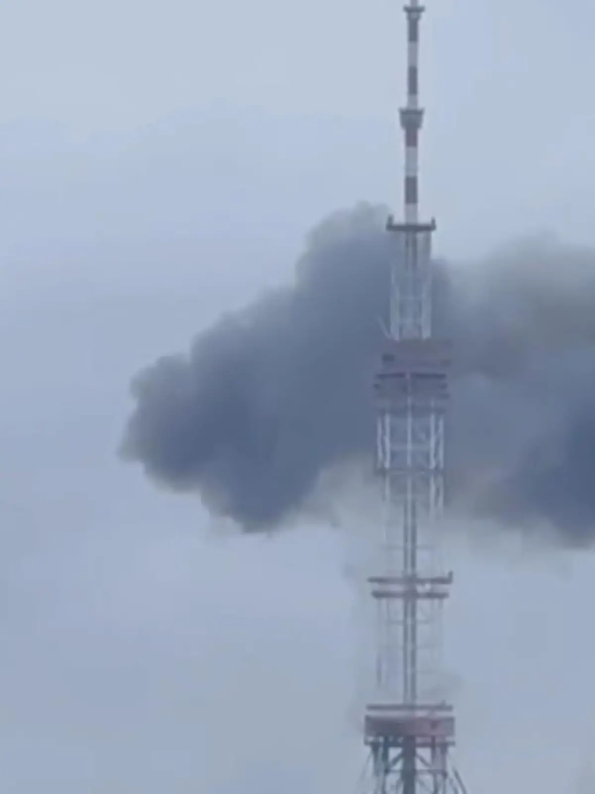 Russische Truppen haben einen Angriff auf die Informations-Infrastruktur der Ukraine verübt und den Fernsehturm der Hauptstadt getroffen, wie dieses Video zeigt. Ein anderes Video zeigt einen weiteren Einschlag einer Rakete.