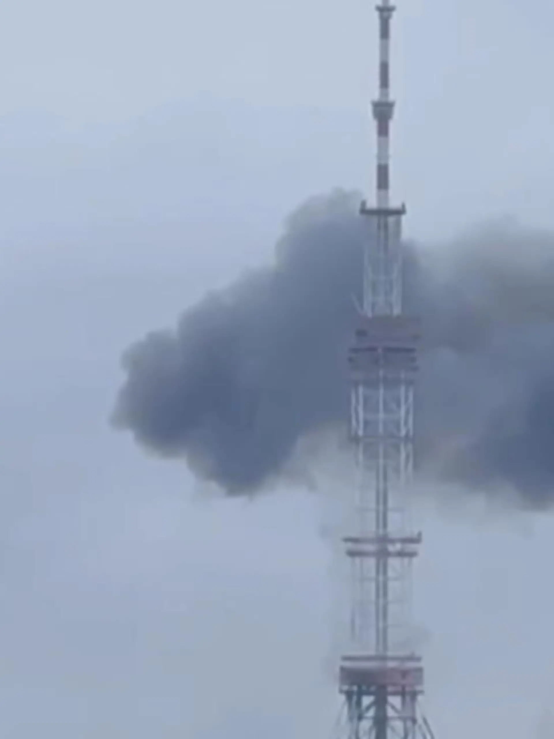 Russische Truppen haben einen Angriff auf die Informations-Infrastruktur der Ukraine verübt und den Fernsehturm der Hauptstadt getroffen, wie dieses Video zeigt. Ein anderes Video zeigt einen weiteren Einschlag einer Rakete.