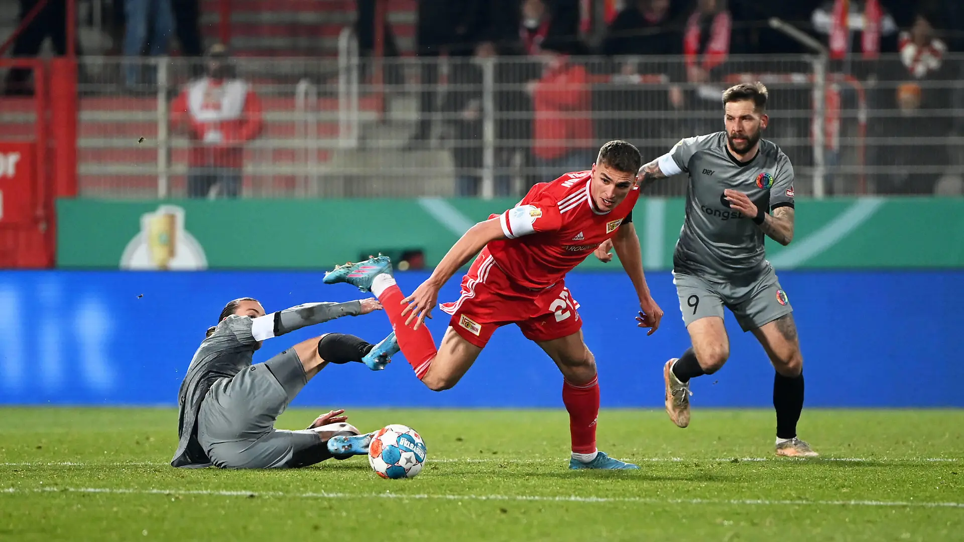 Fussball, Herren, Saison 2021/2022, DFB-Pokal Viertelfinale, 1. FC Union Berlin - FC St. Pauli, v. l. Jackson Irvine FC St. Pauli, Grischa Prömel 1. FC Union Berlin, Guido Burgstaller FC St. Pauli, 01.03. 2022, *** Football, men, season 2021 2022, DFB Pokal quarterfinals , 1 FC Union Berlin FC St Pauli, v l Jackson Irvine FC St Pauli , Grischa Prömel 1 FC Union Berlin , Guido Burgstaller FC St Pauli , 01 03 2022, Copyright: xMatthiasxKochx