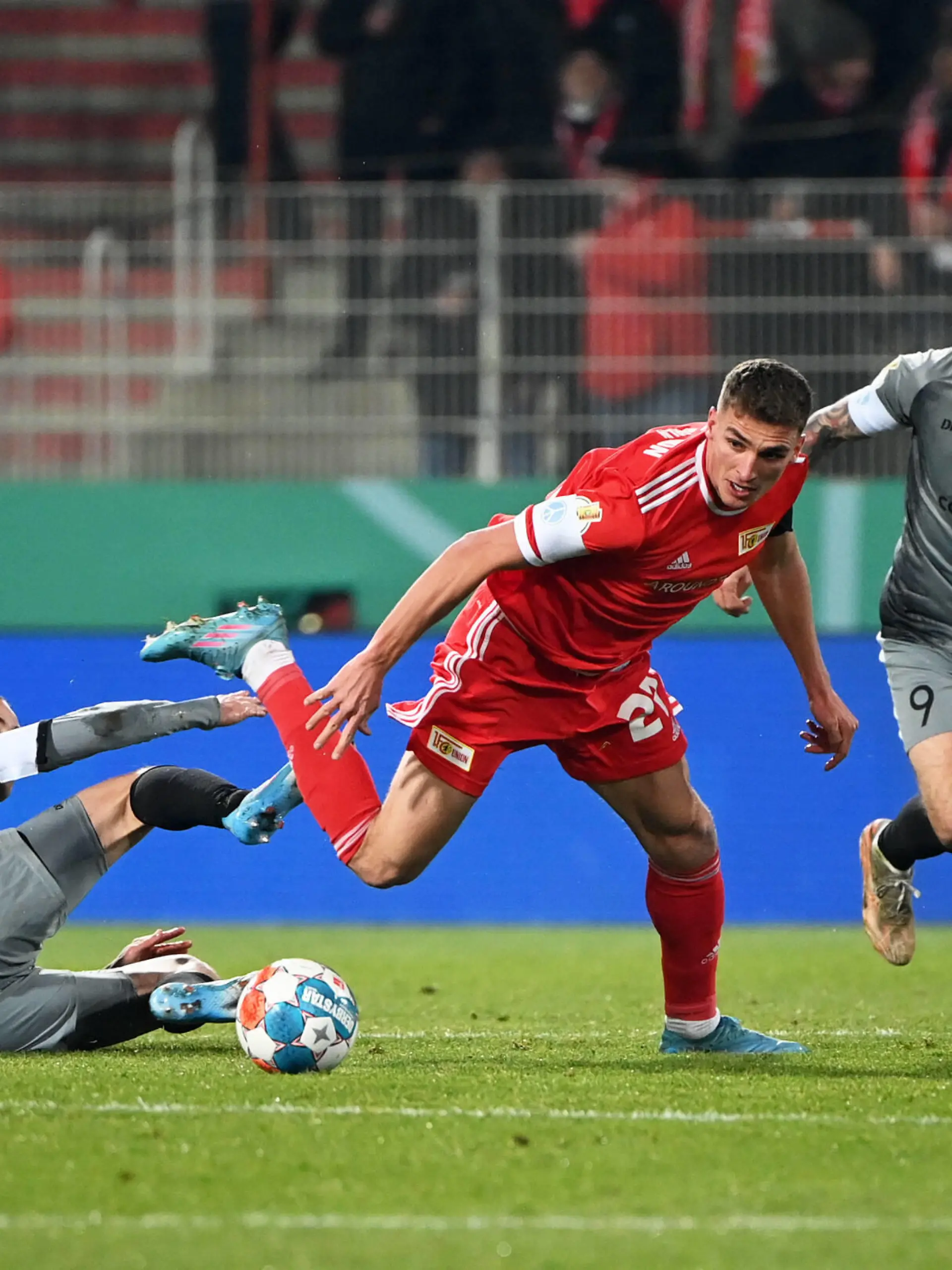 Fussball, Herren, Saison 2021/2022, DFB-Pokal Viertelfinale, 1. FC Union Berlin - FC St. Pauli, v. l. Jackson Irvine FC St. Pauli, Grischa Prömel 1. FC Union Berlin, Guido Burgstaller FC St. Pauli, 01.03. 2022, *** Football, men, season 2021 2022, DFB Pokal quarterfinals , 1 FC Union Berlin FC St Pauli, v l Jackson Irvine FC St Pauli , Grischa Prömel 1 FC Union Berlin , Guido Burgstaller FC St Pauli , 01 03 2022, Copyright: xMatthiasxKochx 