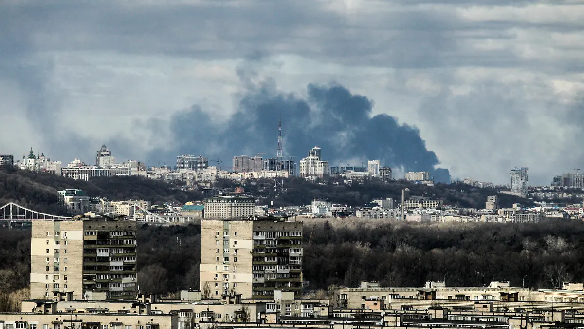 27.02.2022, Ukraine, Kiew: Rauch steigt am Morgen über dem Teil der ukrainischen Hauptstadt Kiew auf, der am rechten Ufer des Dnipro liegt. Russische Truppen haben den erwarteten Angriff auf die Ukraine gestartet und drangen in die Hauptstadt vor. Foto: -/Ukrinform/dpa +++ dpa-Bildfunk +++
