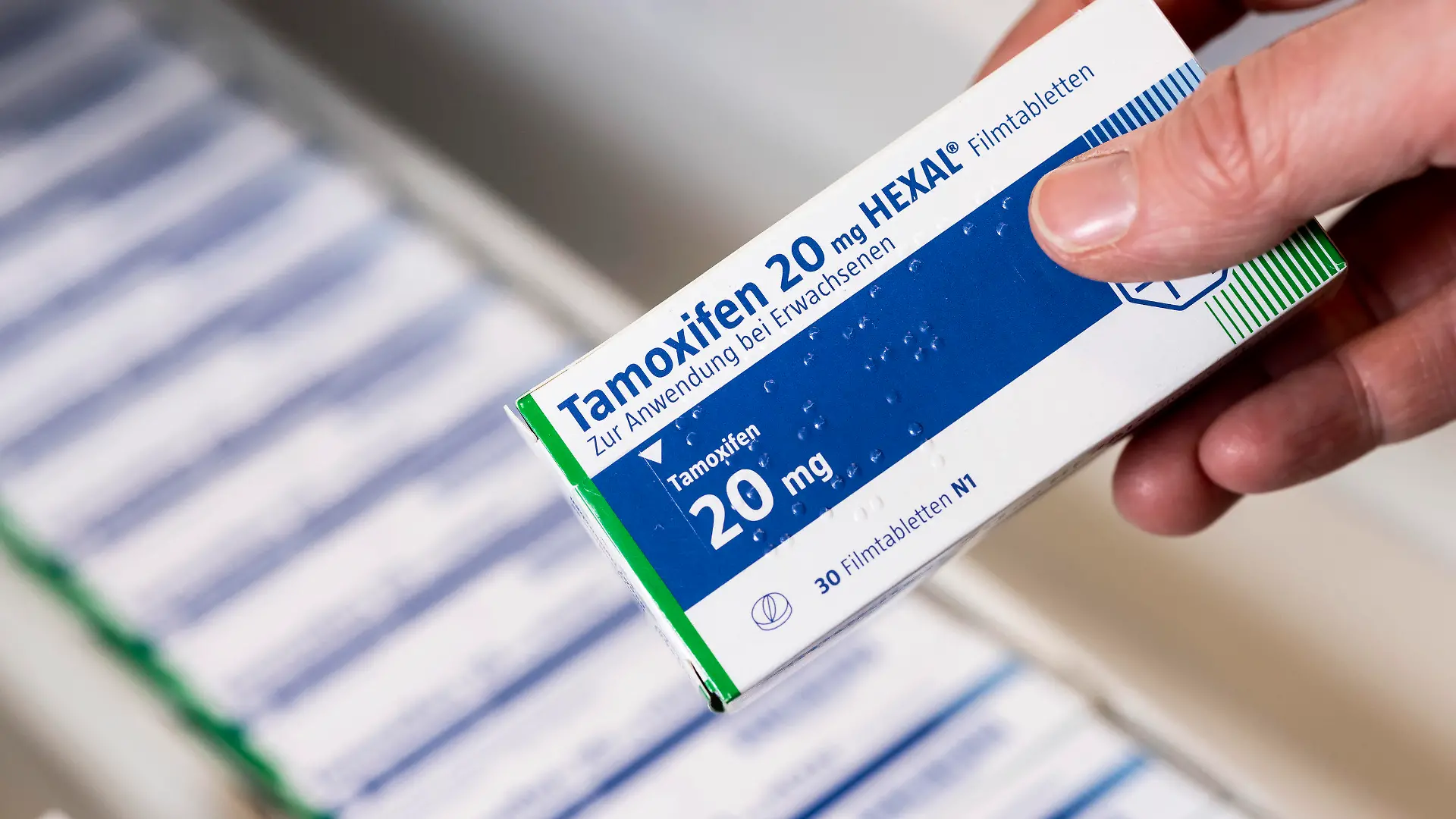 25.02.2022, Berlin: Packungen mit dem Brustkrebsmittel Tamoxifen des Herstellers Hexal. Tamoxifen ist ein sogenannter selektiver Östrogenrezeptor-Modulator. Das sind Arzneimittel, die ihre Wirkung über die Rezeptoren für das Hormon Östrogen vermitteln. Das Medikament soll nach einer Erkrankung an Brustkrebs einen Rückfall verhindern. Die Tabletten werden bis zu zehn Jahre lang nach der Therapie eingenommen. (zu dpa "Lieferengpass von Tamoxifen verunsichert Brustkrebs-Patientinnen") Foto: Hannibal Hanschke/dpa +++ dpa-Bildfunk +++