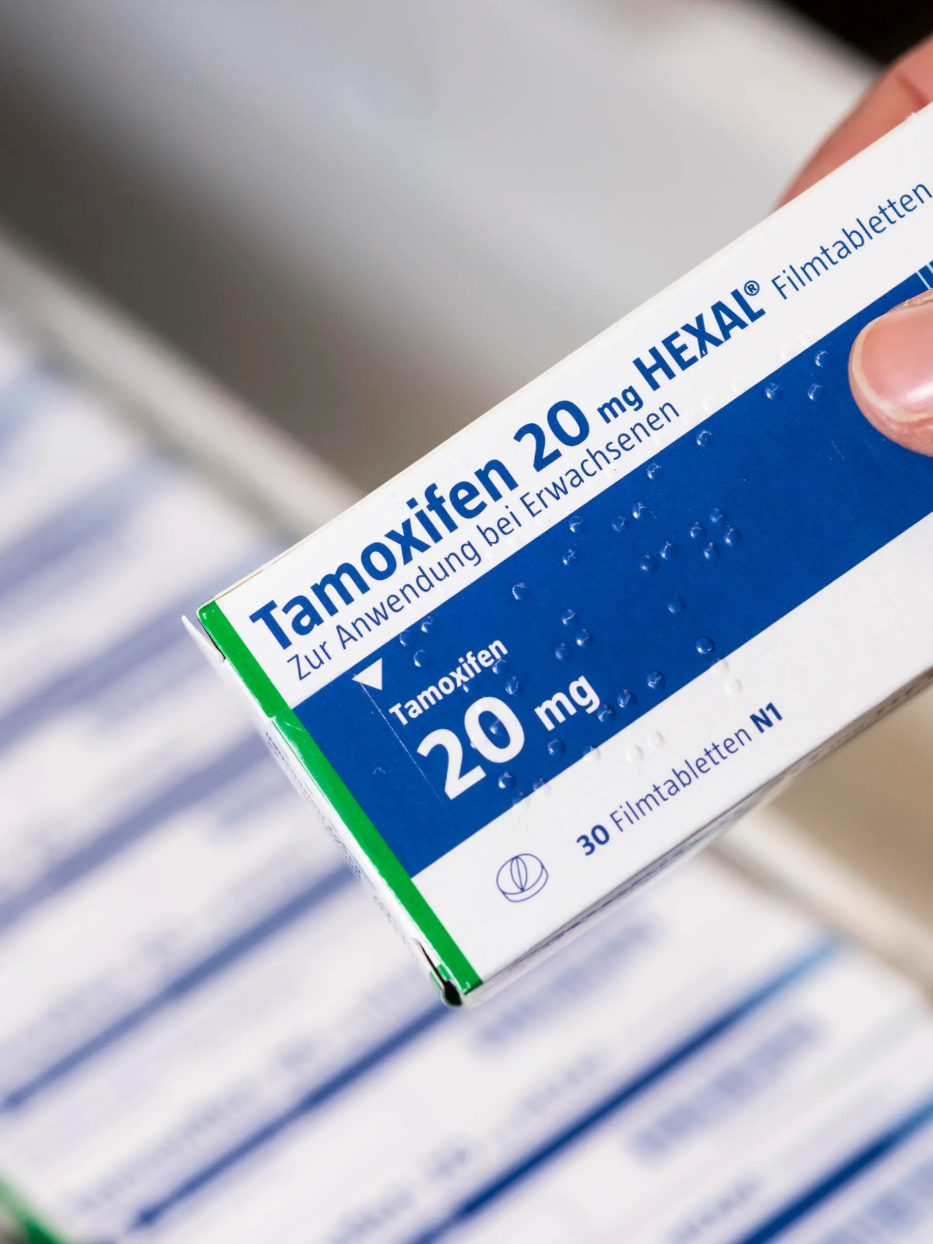 25.02.2022, Berlin: Packungen mit dem Brustkrebsmittel Tamoxifen des Herstellers Hexal. Tamoxifen ist ein sogenannter selektiver Östrogenrezeptor-Modulator. Das sind Arzneimittel, die ihre Wirkung über die Rezeptoren für das Hormon Östrogen vermitteln. Das Medikament soll nach einer Erkrankung an Brustkrebs einen Rückfall verhindern. Die Tabletten werden bis zu zehn Jahre lang nach der Therapie eingenommen.      (zu dpa "Lieferengpass von Tamoxifen verunsichert Brustkrebs-Patientinnen") Foto: Hannibal Hanschke/dpa +++ dpa-Bildfunk +++