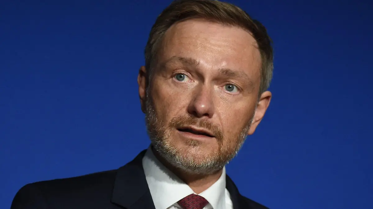 25.02.2022, Frankreich, Paris: Christian Lindner (FDP), Bundesminister der Finanzen, spricht bei einer Pressekonferenz während des informellen Treffens des Ecofin und der Eurogruppe im französischen Wirtschaftsministerium. Bundesfinanzminister Lindner plädiert nach dem russischen Angriff auf die Ukraine für direkte Strafmaßnahmen gegen die Führung in Moskau. Foto: Eric Piermont/AFP/dpa +++ dpa-Bildfunk +++