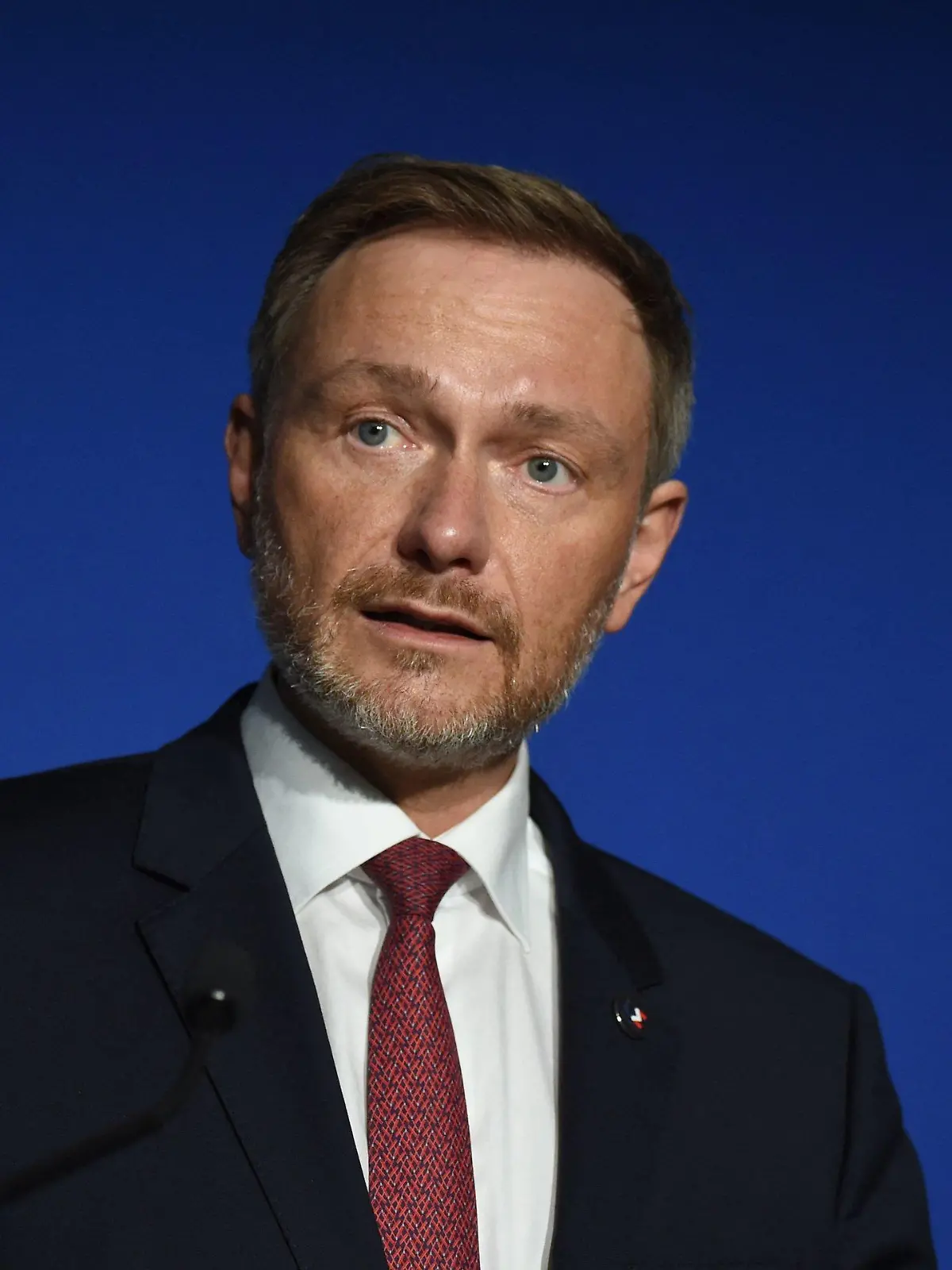 25.02.2022, Frankreich, Paris: Christian Lindner (FDP), Bundesminister der Finanzen, spricht bei einer Pressekonferenz während des informellen Treffens des Ecofin und der Eurogruppe im französischen Wirtschaftsministerium. Bundesfinanzminister Lindner plädiert nach dem russischen Angriff auf die Ukraine für direkte Strafmaßnahmen gegen die Führung in Moskau. Foto: Eric Piermont/AFP/dpa +++ dpa-Bildfunk +++