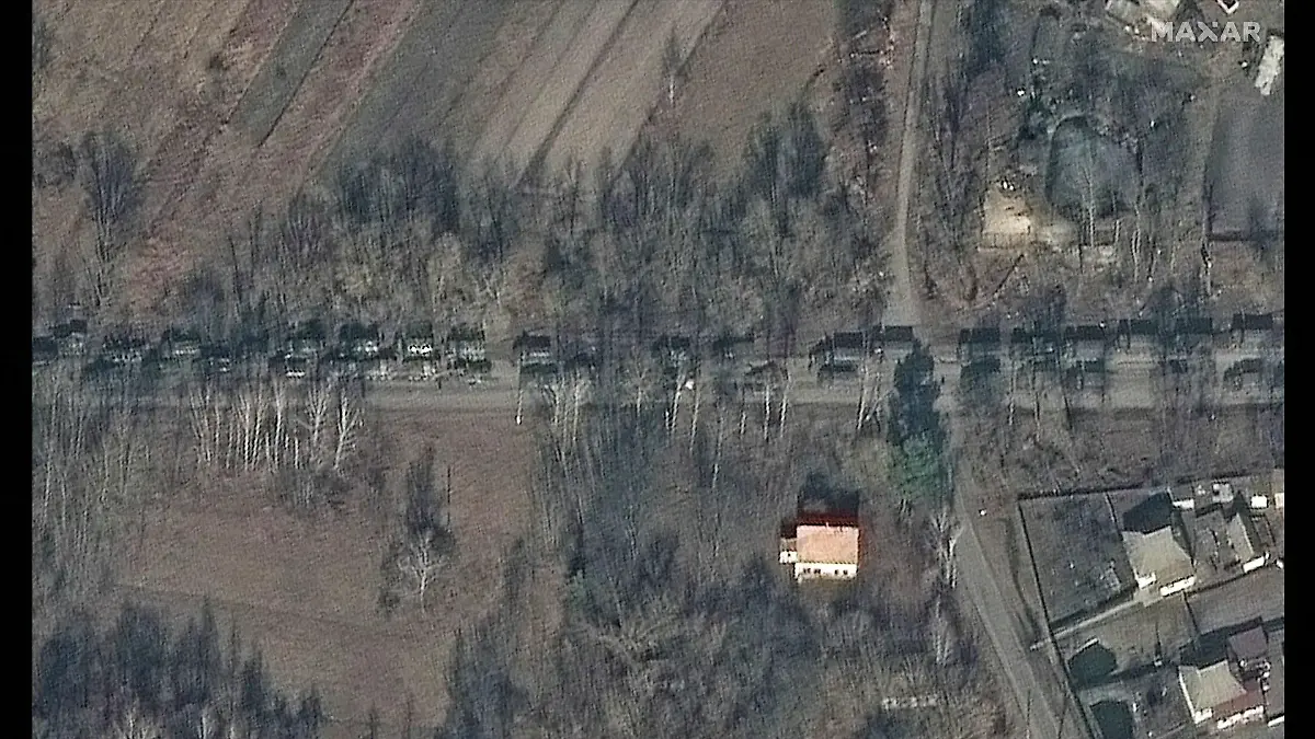 Satellitenbilder zeigen einen 5 km langen Militärkonvoi rund 60 km vor Kiew.