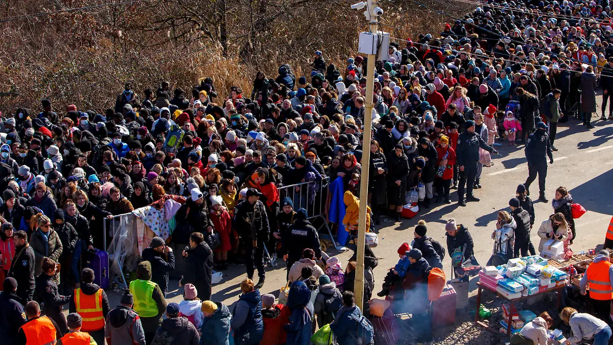  UZHHOROD, UKRAINE - FEBRUARY 27, 2022 - People crowd at the Uzhhorod-Vysne Nemecke checkpoint on the Ukraine-Slovakia border, Zakarpattia Region, western Ukraine. Refugees on Ukraine-Slovakia border Copyright: xSerhiiHudakx