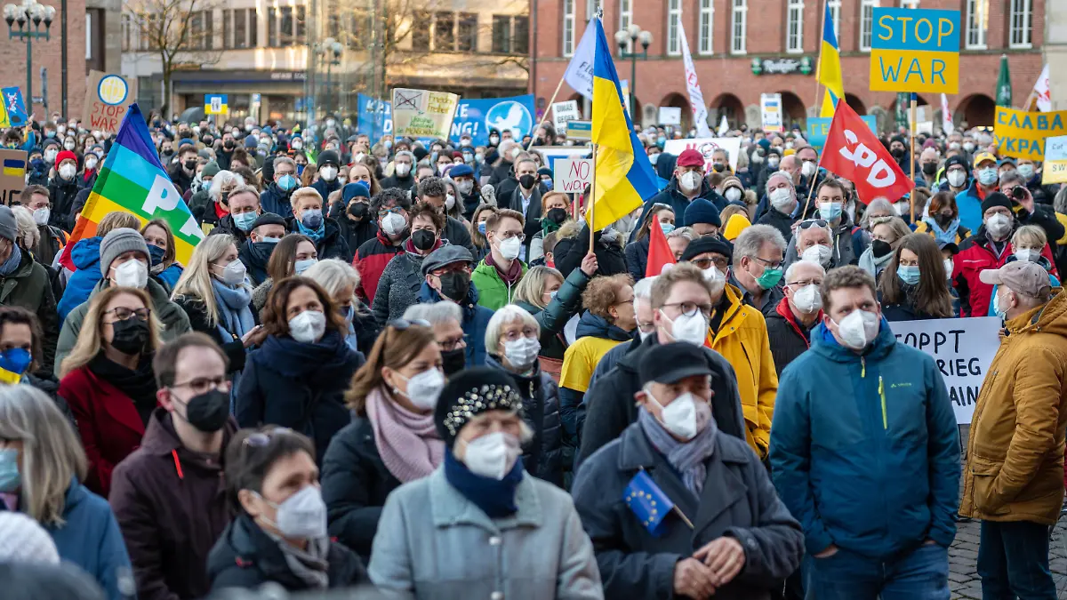 Kiel, 26. Februar 2022, Kundgebung der Solidarität mit der Ukraine. Mehr als 5000 Menschen haben sich friedlich auf dem Rathausplatz in Kiel versammelt. In emotionalen Reden fordern Politiker Putin auf den Krieg zu stoppen. *** Kiel, 26 February 2022, rally of solidarity with Ukraine More than 5000 people gathered peacefully on the town hall square in Kiel In emotional speeches politicians call on Putin to stop the war