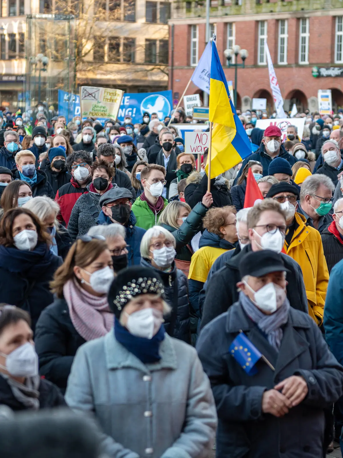  Kiel, 26. Februar 2022, Kundgebung der Solidarität mit der Ukraine. Mehr als 5000 Menschen haben sich friedlich auf dem Rathausplatz in Kiel versammelt. In emotionalen Reden fordern Politiker Putin auf den Krieg zu stoppen. *** Kiel, 26 February 2022, rally of solidarity with Ukraine More than 5000 people gathered peacefully on the town hall square in Kiel In emotional speeches politicians call on Putin to stop the war