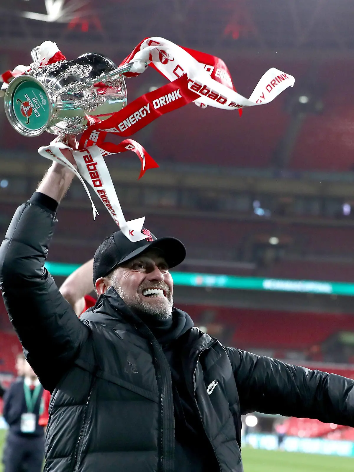  London, England, 27th February 2022. Jurgen Klopp manager of Liverpool celebrates with the trophy during the Carabao Cup match at Wembley Stadium, London. Picture credit should read: Paul Terry / Sportimage PUBLICATIONxNOTxINxUK SPI-1560-0075
