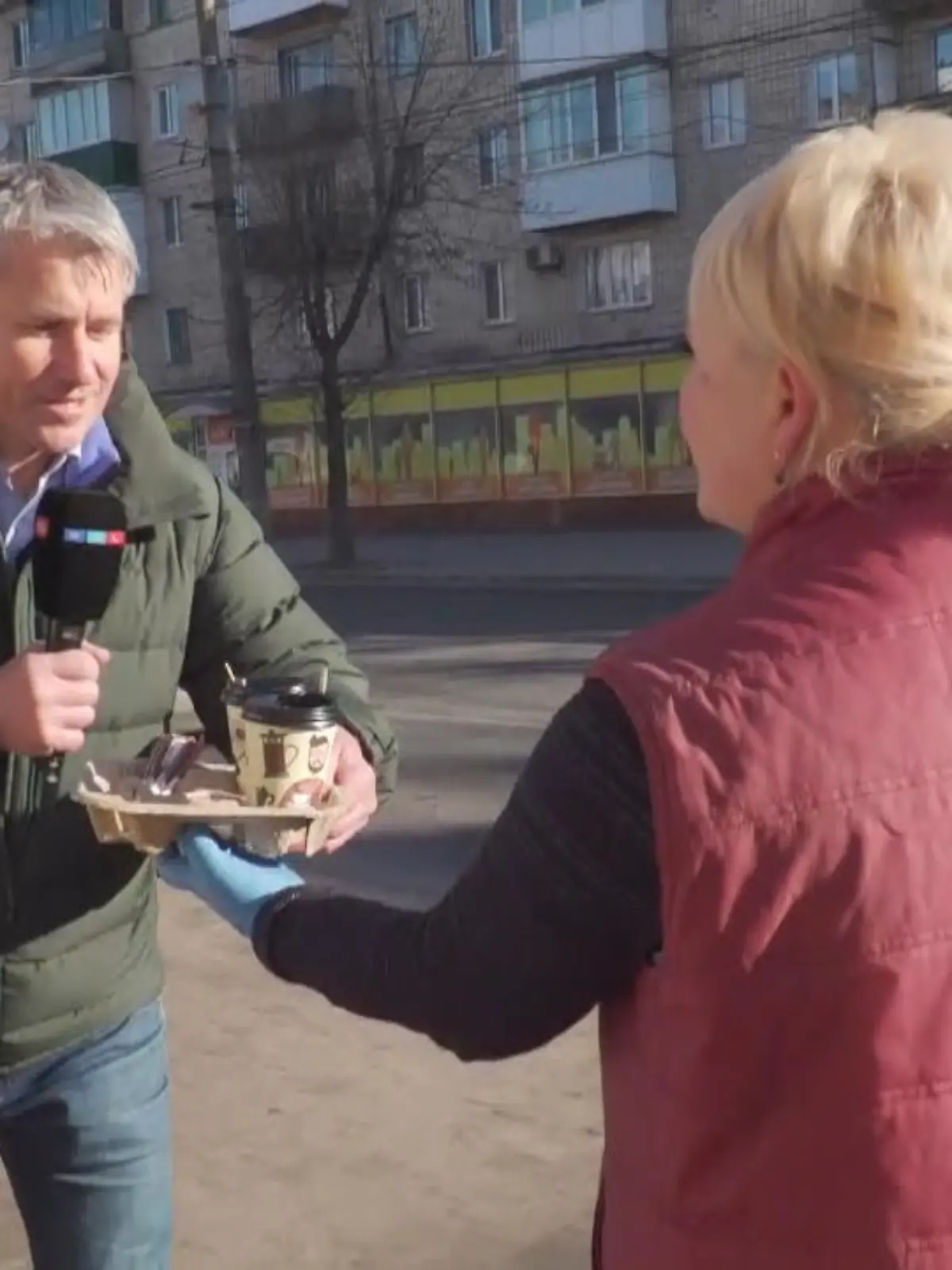 Während einer Live-Schalte kommt eine Ukrainerin auf unseren RTL-Reporter Jürgen Weichert zu und übergibt ihm lächelnd einen Kaffee. Unser Reporter freut sich so sehr darüber, dass er sogar die Frage des Moderators vergisst. Wir zeigen den schönen Moment im Video.