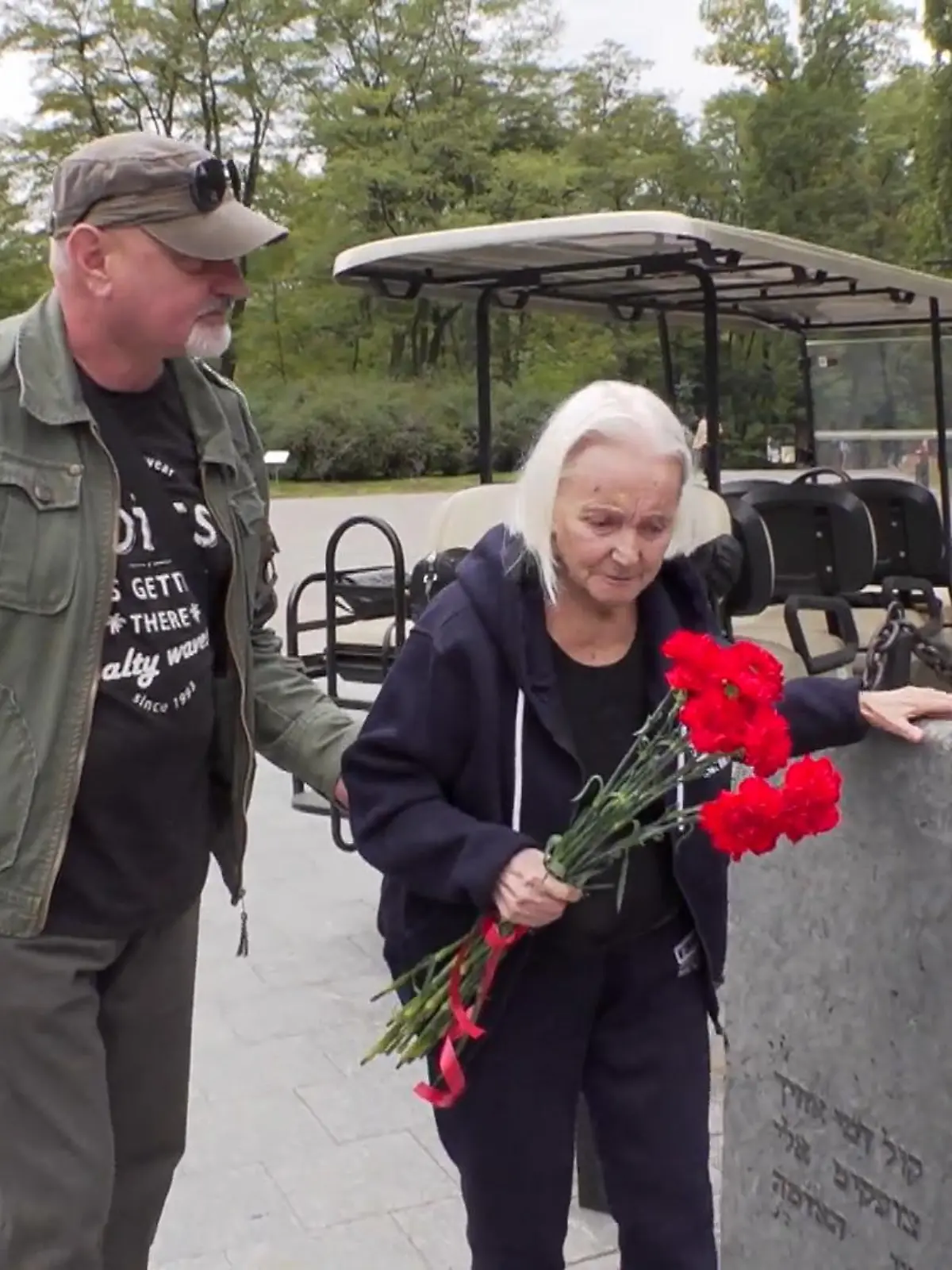 Raisa Maistrenko ist die letzte Überlebende des Massakers von Babyn Jar. Die Holocaust-Gedenkstätte in Kiew liegt nahe des Fernsehturms, der von russischen Raketen getroffen wurde. Wir haben die Holocaust-Überlebende im September 2021 interviewt - im Video.