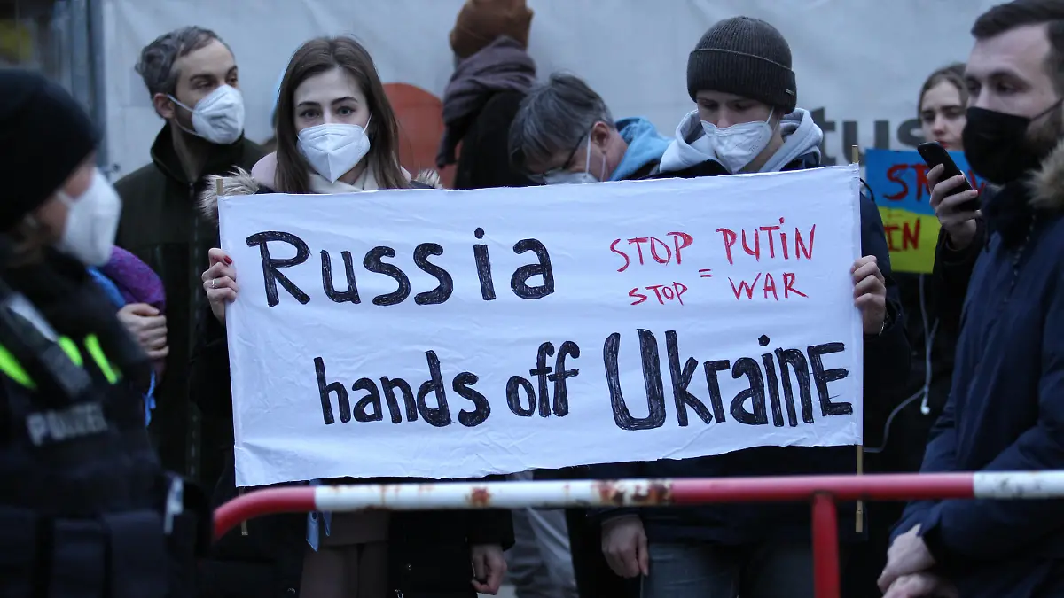 Demonstration vor dem Generalkonsulat der Russischen Föderation in Hamburg Am Feenteich 20 gegen den Einmarsch von russischen Truppen in die Ukraine. Der Landesverband Hamburg der Partei die Linke hatte zu der Kundgebung aufgerufen, an der etwa 200 Personen teilnahmen. Uhlenhorst Hamburg *** Demonstration in front of the Consulate General of the Russian Federation in Hamburg Am Feenteich 20 against the invasion of Russian troops in Ukraine The Hamburg branch of the Left Party had called for the rally, which was attended by about 200 people Uhlenhorst Hamburg