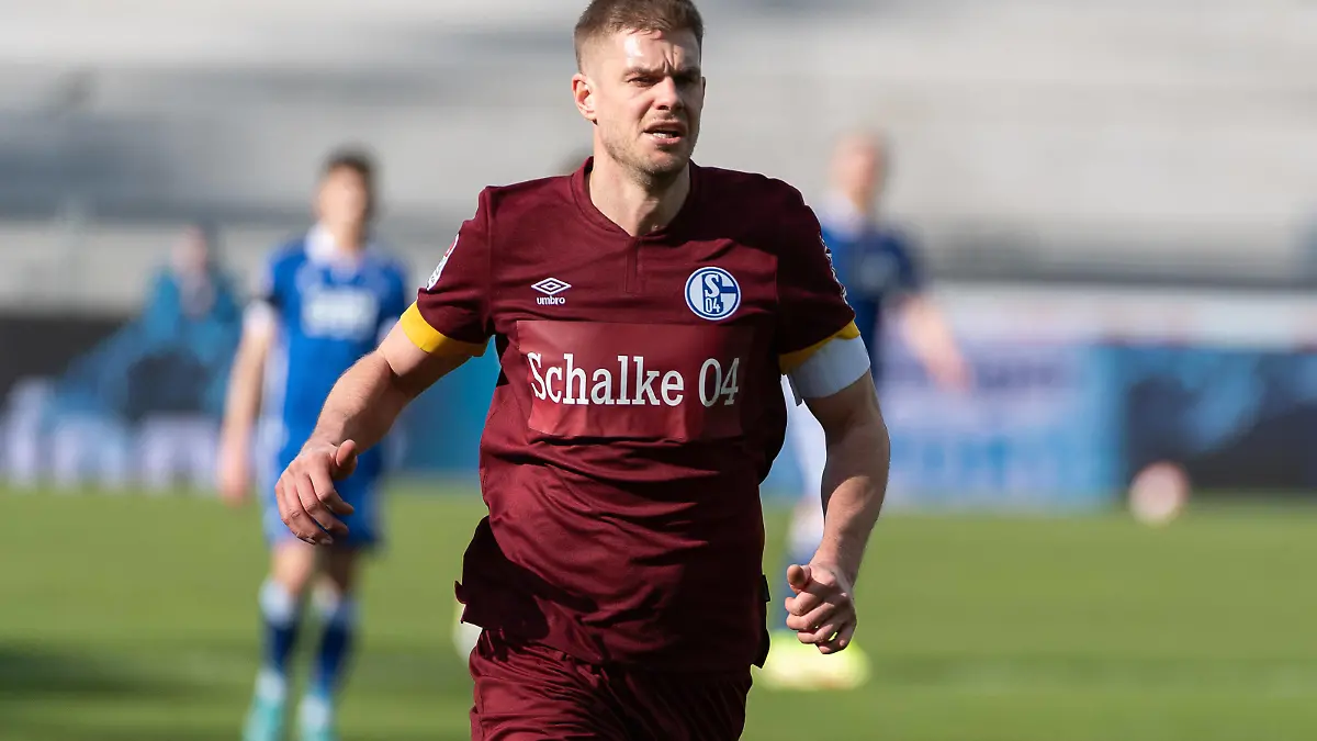  Simon Terodde FC Schalke 04 09, Schalke 04 ohne Logo, Schriftzug Gazprom auf dem Trikot. Russischer Hauptsponsor Gazprom vom Trikot entfernt. Karlsruher SC vs FC Schalke 04, Fussball, Herren, 2. Bundesliga, 24. Spieltag, Saison 21/22, GER, 26.02.2022, DFL REGULATIONS PROHIBIT ANY USE OF PHOTOGRAPHS AS IMAGE SEQUENCES AND/OR QUASI-VIDEO, Karlsruher SC vs FC Schalke 04, Fussball, Herren, 2. Bundesliga, 24. Spieltag, Saison 21/22, GER, 26.02.2022 Karlsruhe *** Simon Terodde FC Schalke 04 09 , Schalke 04 without logo, lettering Gazprom on the jersey Russian main sponsor Gazprom removed from the jersey Karlsruher SC vs FC Schalke 04, Football, Men, 2 Bundesliga, 24 Matchday, Season 21 22, GER, 26 02 2022, DFL REGULATES PROHIBIT ANY USE OF PHOTOGRAPHS AS IMAGE SEQUENCES AND OR QUASI VIDEO, Karlsruher SC vs FC Schalke 04, Football, Mens, 2 Bundesliga, 24 Matchday, Season 21 22, GER, 26 02 2022 Karlsruhe Copyright: xWolfgangxFrank/Eibner-Pressefotox EP_EER