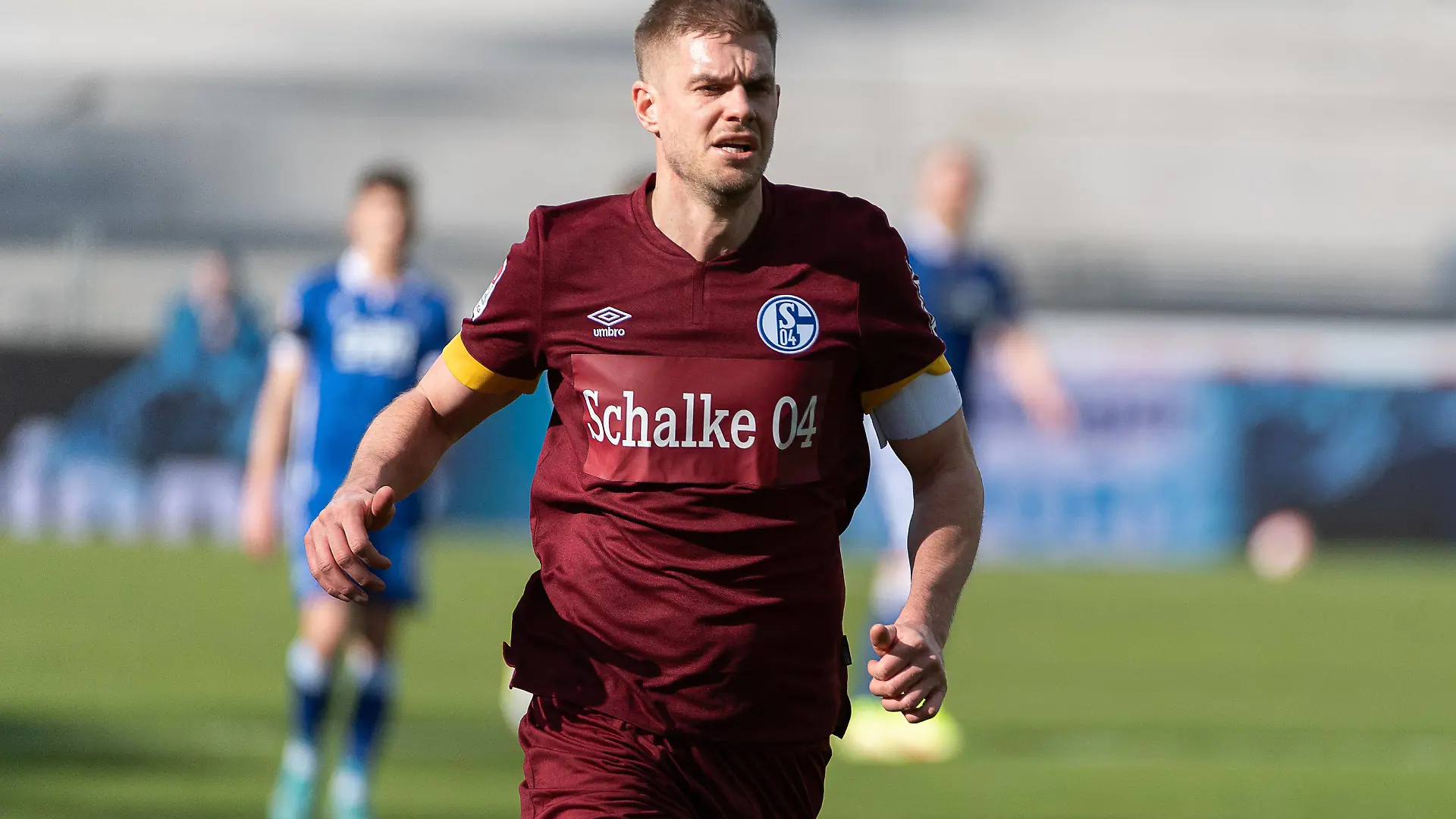  Simon Terodde FC Schalke 04 09, Schalke 04 ohne Logo, Schriftzug Gazprom auf dem Trikot. Russischer Hauptsponsor Gazprom vom Trikot entfernt. Karlsruher SC vs FC Schalke 04, Fussball, Herren, 2. Bundesliga, 24. Spieltag, Saison 21/22, GER, 26.02.2022, DFL REGULATIONS PROHIBIT ANY USE OF PHOTOGRAPHS AS IMAGE SEQUENCES AND/OR QUASI-VIDEO, Karlsruher SC vs FC Schalke 04, Fussball, Herren, 2. Bundesliga, 24. Spieltag, Saison 21/22, GER, 26.02.2022 Karlsruhe *** Simon Terodde FC Schalke 04 09 , Schalke 04 without logo, lettering Gazprom on the jersey Russian main sponsor Gazprom removed from the jersey Karlsruher SC vs FC Schalke 04, Football, Men, 2 Bundesliga, 24 Matchday, Season 21 22, GER, 26 02 2022, DFL REGULATES PROHIBIT ANY USE OF PHOTOGRAPHS AS IMAGE SEQUENCES AND OR QUASI VIDEO, Karlsruher SC vs FC Schalke 04, Football, Mens, 2 Bundesliga, 24 Matchday, Season 21 22, GER, 26 02 2022 Karlsruhe Copyright: xWolfgangxFrank/Eibner-Pressefotox EP_EER