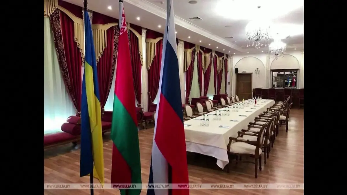 Die Verhandlungen zwischen Russland und der Ukraine haben begonnen. An diesem Tisch sprechen die Delegationen, die Präsidenten werden nicht dabei sein.