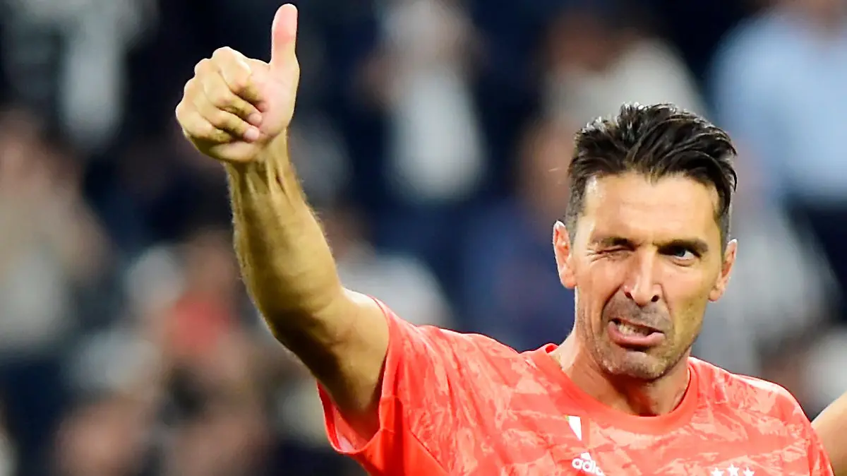 Soccer Football - Serie A - Juventus v Hellas Verona - Allianz Stadium, Turin, Italy - September 21, 2019  Juventus' Gianluigi Buffon gestures to the fans after the match   REUTERS/Massimo Pinca