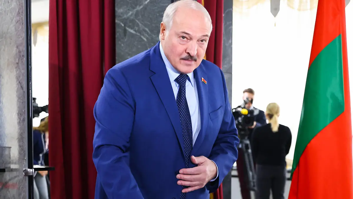 News Bilder des Tages MINSK, BELARUS - FEBRUARY 27, 2022: Belarusian President Alexander Lukashenko casts his vote in the 2022 Belarusian constitutional referendum. In August 2020, mass protests erupted in major cities across Belarus after the results of the 2020 Belarusian presidential election were announced. Belarusian President Lukashenko announced plans for amendments to the constitution and his readiness to redistribute presidential powers to the other branches of government. Peter Kovalev/TASS PUBLICATIONxINxGERxAUTxONLY TS125904