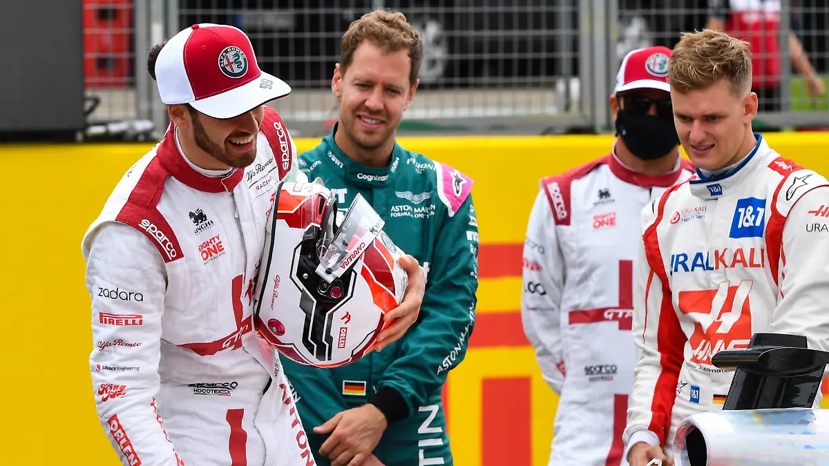 Formula 1 2021: British GP SILVERSTONE CIRCUIT, UNITED KINGDOM - JULY 15: The 2022 Formula 1 car launch event on the Silverstone grid. George Russell, Williams, Antonio Giovinazzi, Alfa Romeo Racing, Sebastian Vettel, Aston Martin, Kimi Raikkonen, Alfa Romeo Racing and Mick Schumacher, Haas F1 during the British GP at Silverstone Circuit on Thursday July 15, 2021 in Northamptonshire, United Kingdom. Photo by Mark Sutton / Sutton Images Images PUBLICATIONxINxGERxSUIxAUTxHUNxONLY GP2110_111604MS1_0414