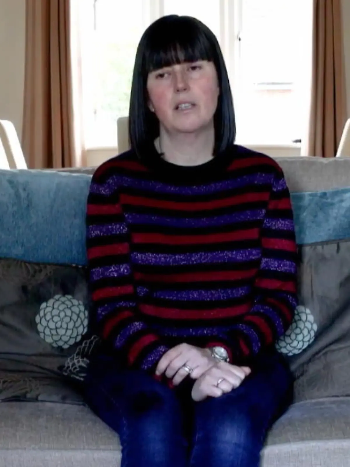 Frau geht mit Kopfschmerzen zu Arzt, der rät ihr Netflix zu schauen. Später stellt sich heraus, dass sie einen Hirntumor hat.