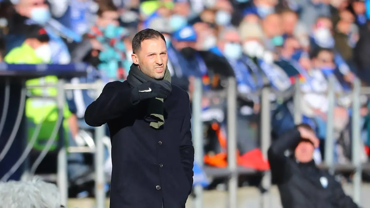 VfL Bochum - RB Leipzig / 27.02.2022 Bochum, 27.02.2022, Ruhrstadion, Fußball, Bundesliga, 24. Spieltag , VfL Bochum vs. RB Leipzig , Im Bild: Trainer Domenico Tedesco RB Leipzig , DFL regulations prohibit any use of photographs as image sequences and/or quasi-video. , *** VfL Bochum RB Leipzig 27 02 2022 Bochum, 27 02 2022, Ruhrstadion, Football, Bundesliga, 24 Spieltag , VfL Bochum vs RB Leipzig , In picture coach Domenico Tedesco RB Leipzig , DFL regulations prohibit any use of photographs as image sequences and or quasi video , Picture Point