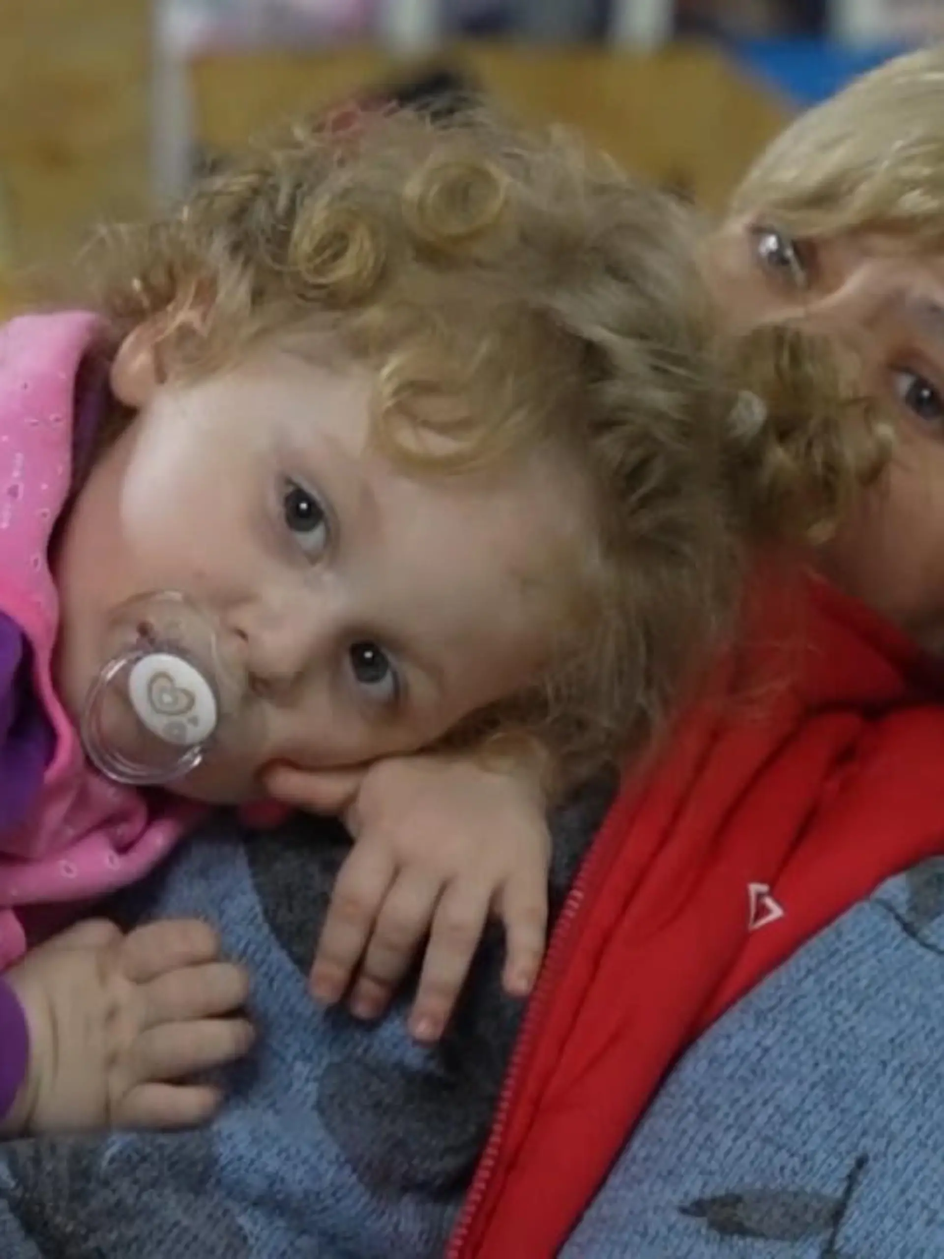 In der ukrainischen Stadt Mariupol bangen Familien weiter um ihr Leben. Helfer versorgen sie mit Lebensmitteln.